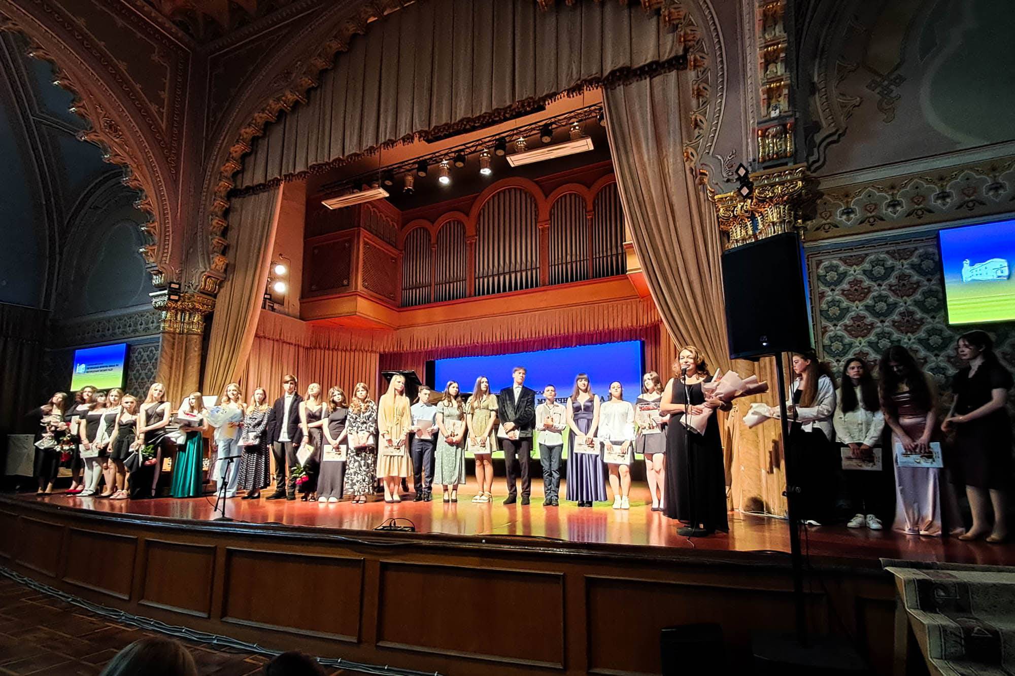 Випускникам Ужгородської музичної школи № 1 вручили свідоцтва про початкову мистецьку освіту