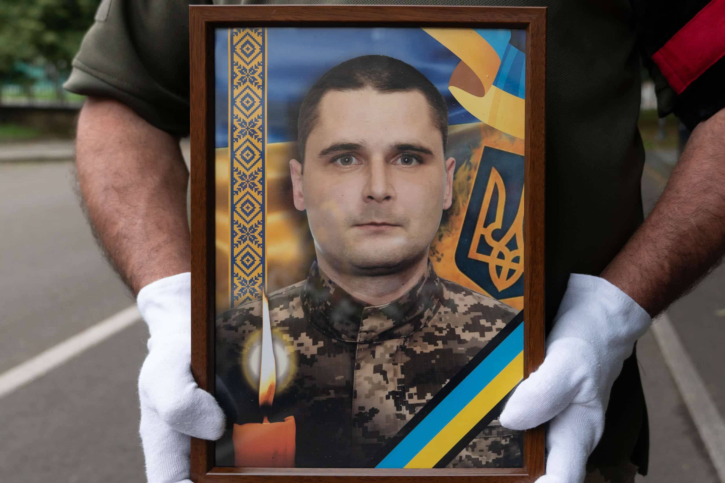 В Ужгороді сьогодні попрощалися із 37-річним військовослужбовцем Олегом Ващенком