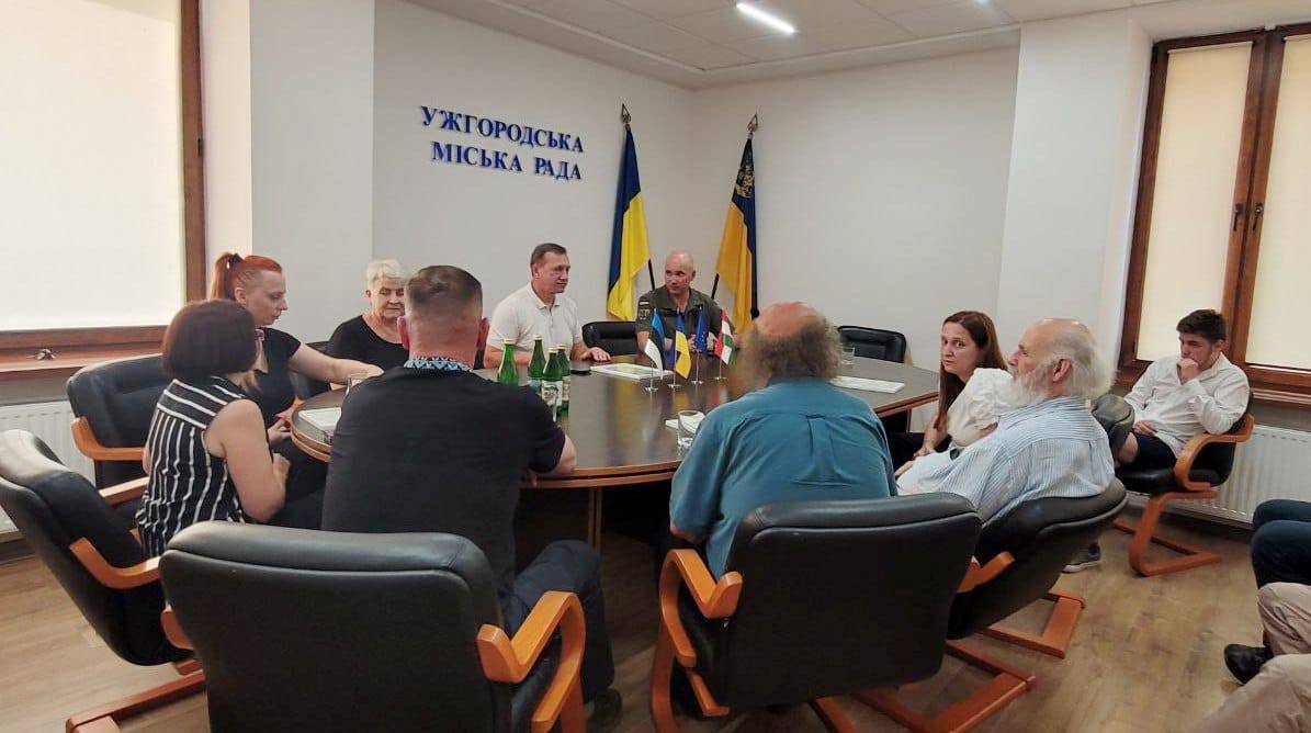 В Ужгородській міськраді відбулася зустріч із дипломатами та військовими