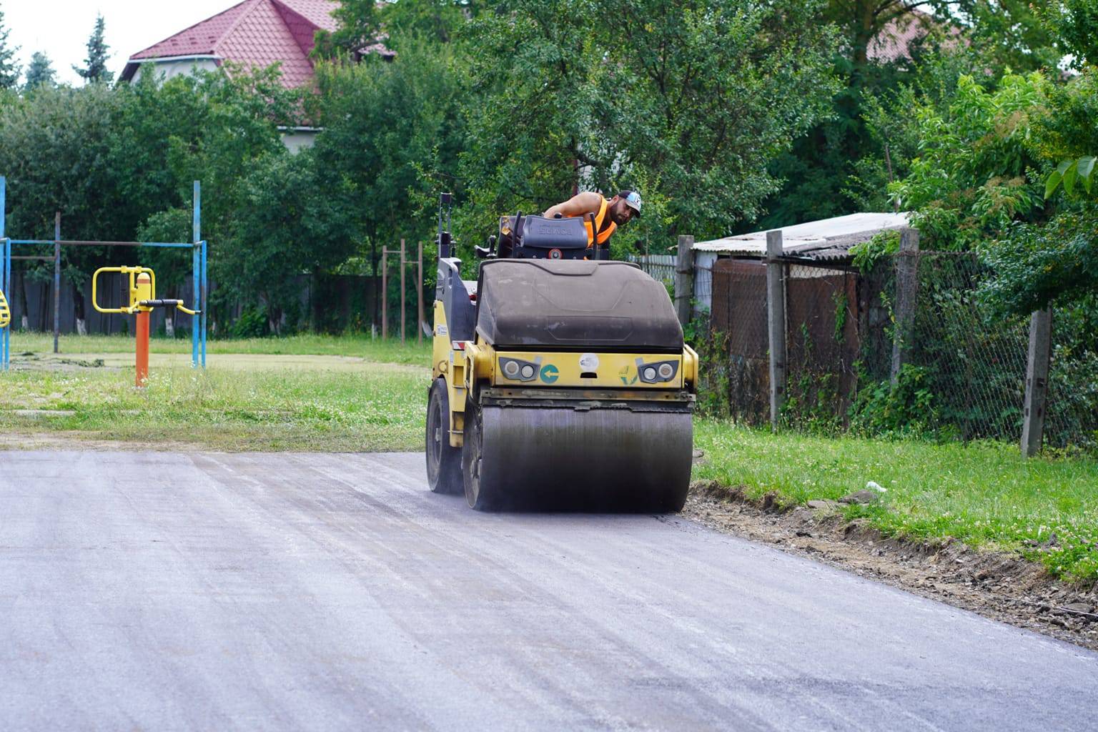 В Ужгороді продовжуть поточні ремонти доріг та внутрішньоквартальних територій