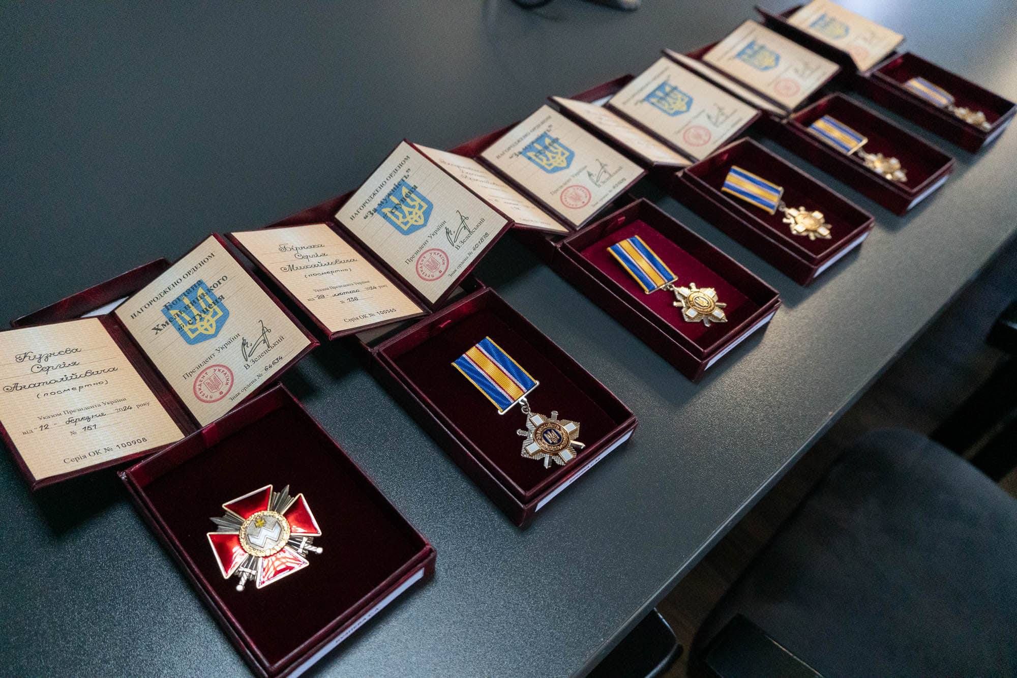 В Ужгородській міській раді рідним загиблих Героїв вручили високі державні нагороди