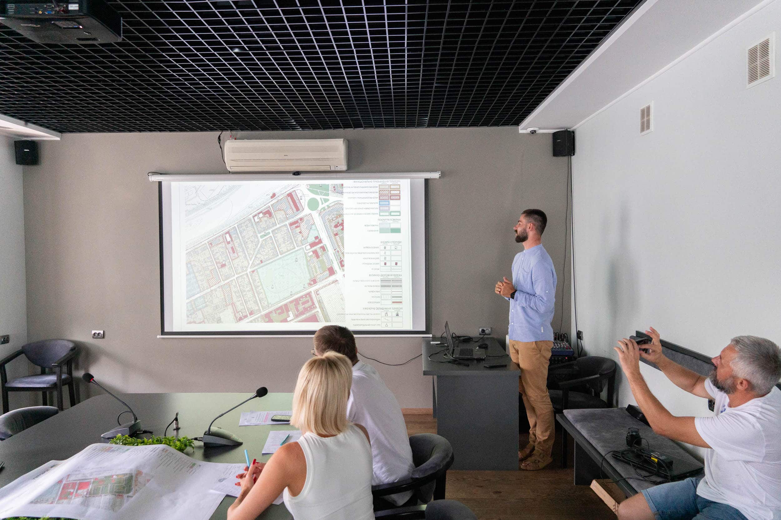 Громадські слухання щодо внесення змін до трьох детальних планів територій провели напередодні в Ужгородській міській раді