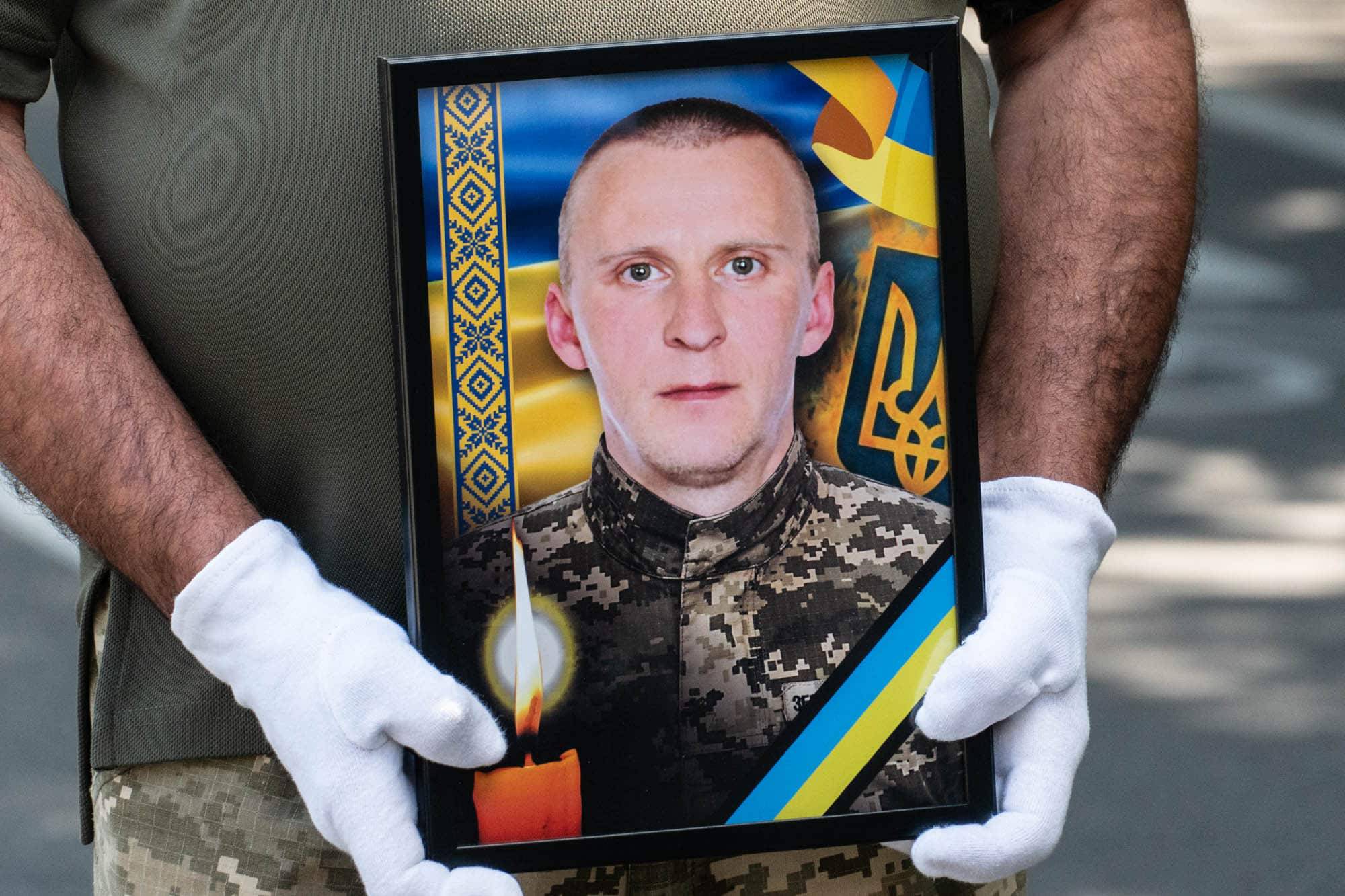 В Ужгороді сьогодні провели в останню земну дорогу 36-річного захисника  Олександра Безегу