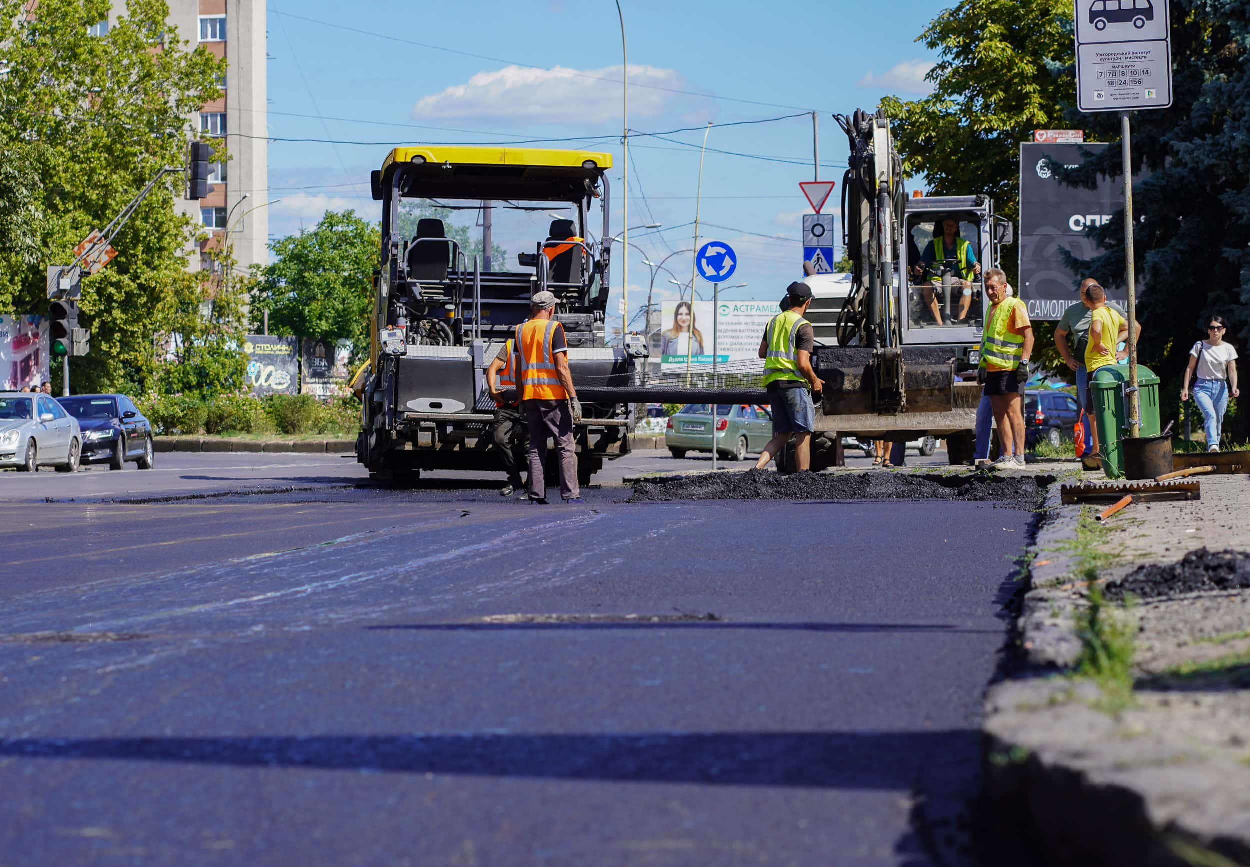 В Ужгороді продовжують поточні ремонти вулиць та внутрішньоквартальних проїздів