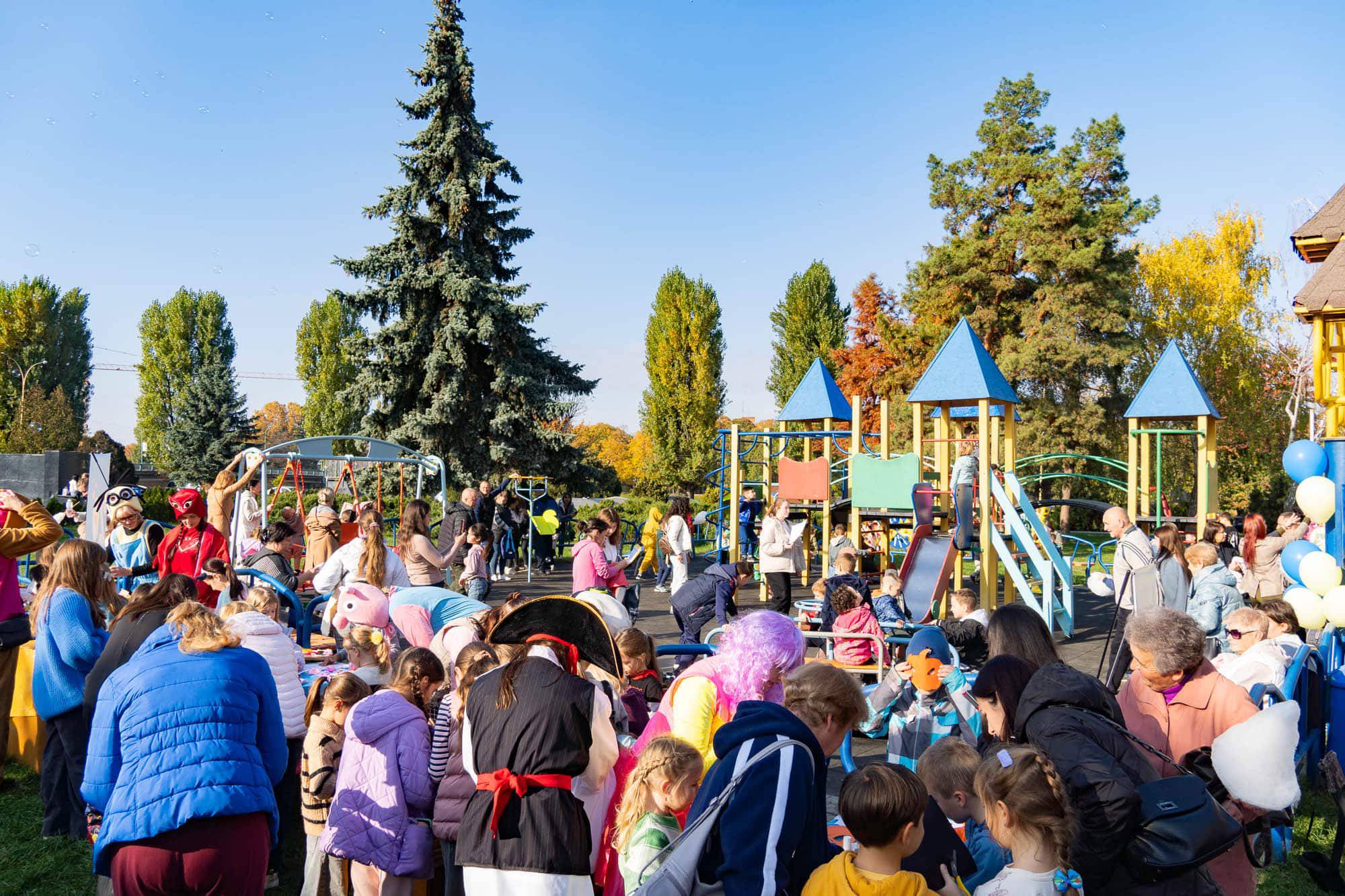 Оновлений дитячий простір відкрили сьогодні в Ужгороді на площі Богдана Хмельницького, 3