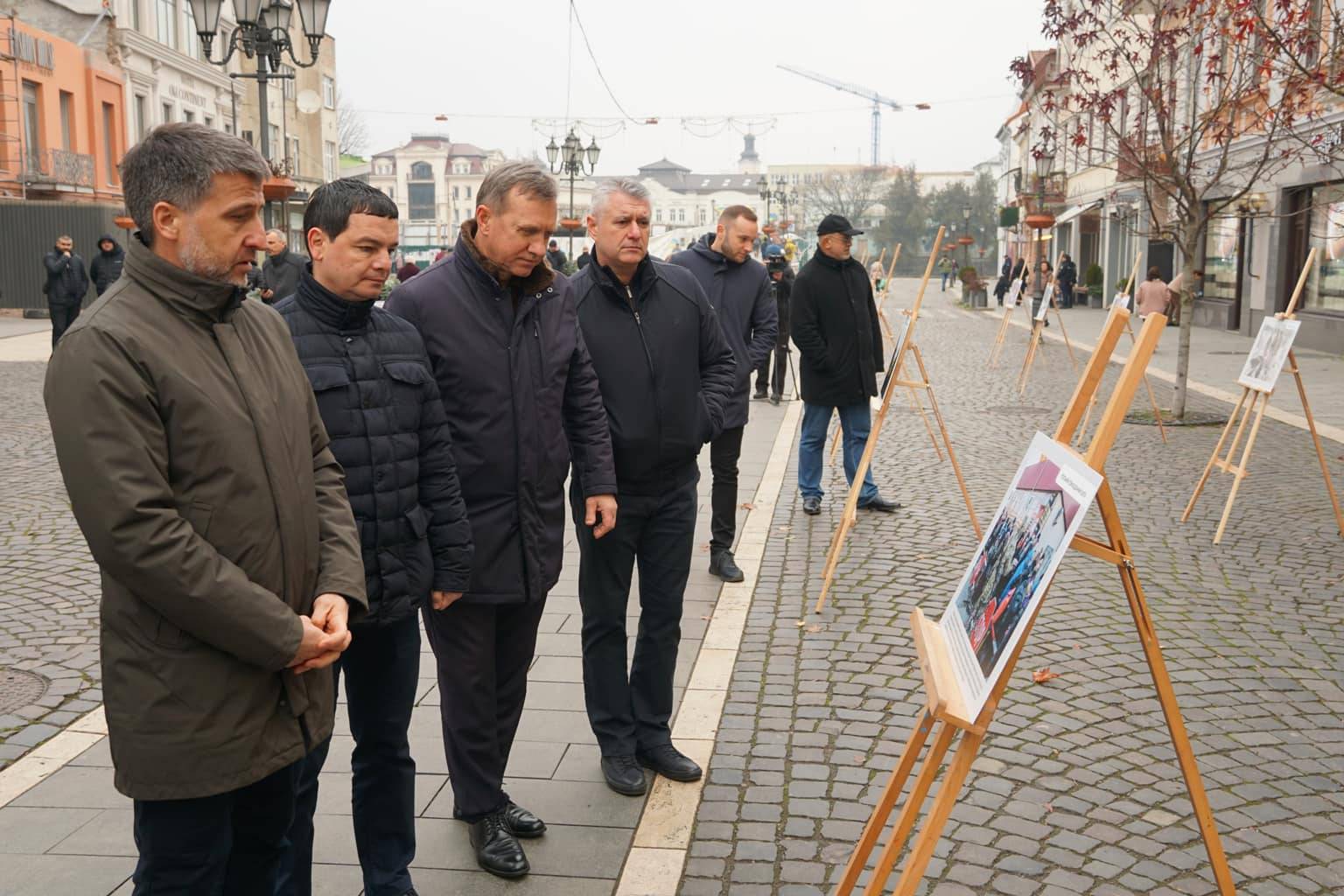 В Ужгороді розгорнули фотовиставку, яка демонструє незламність українців протягом 1000 днів повномасштабної війни