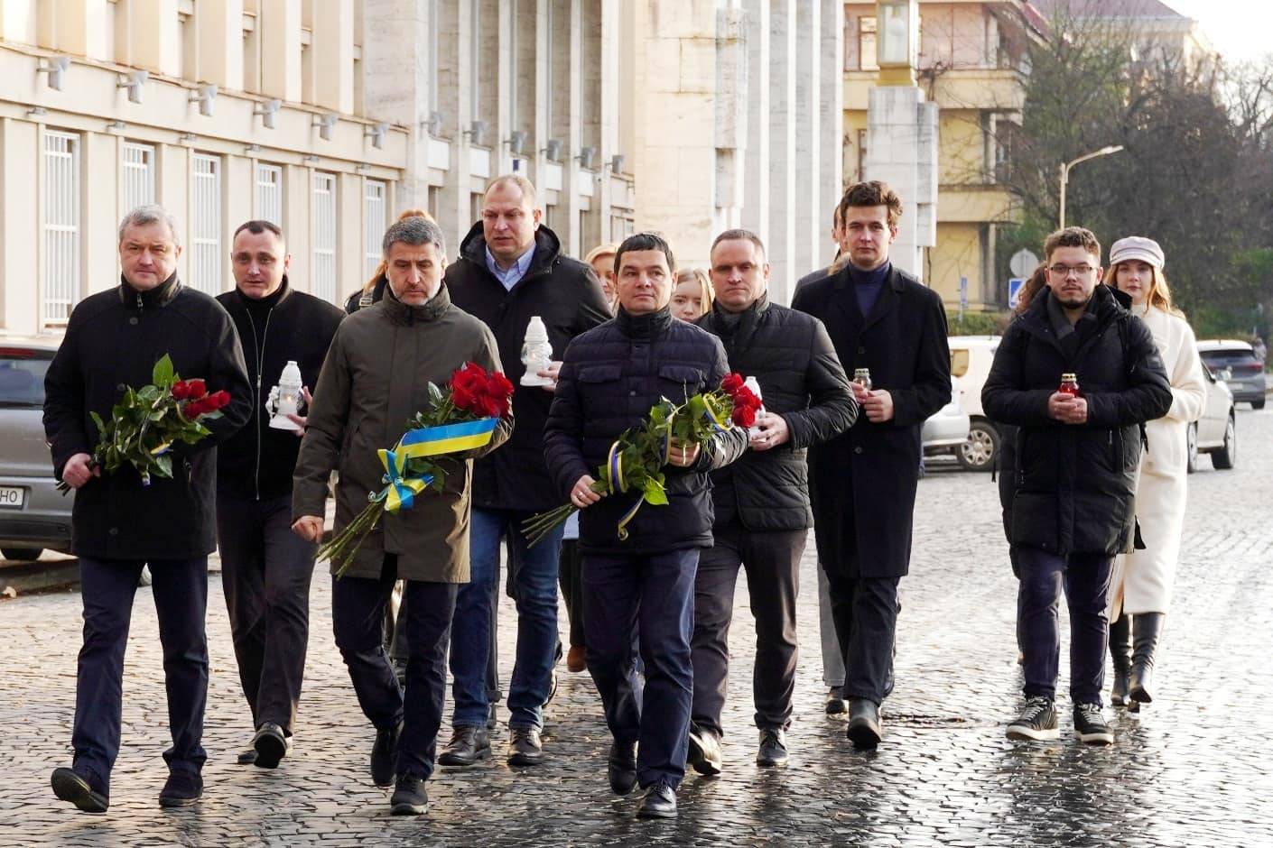 В Ужгороді сьогодні, у День гідності та свободи, вшанували пам'ять усіх, хто захищав і захищає Україну