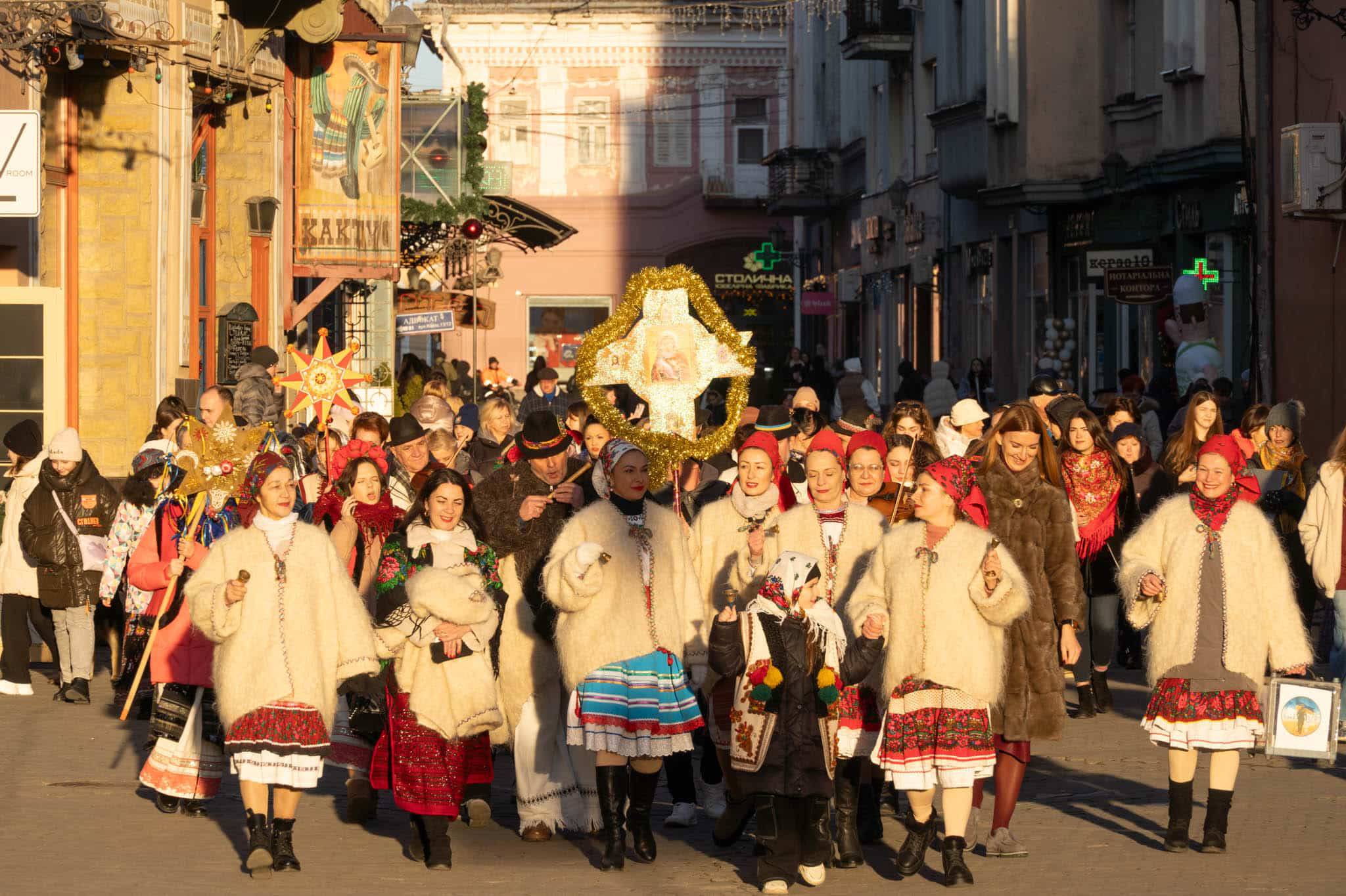 Благодійна колядницька хода в Ужгороді.  Народні колективи міста вітають із Різдвом Христовим!