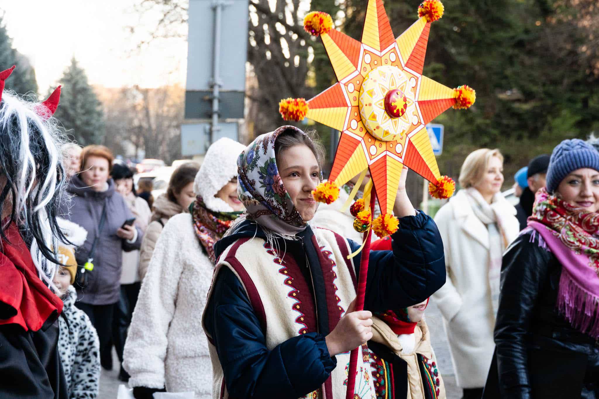 Благодійна колядницька хода в Ужгороді.  Народні колективи міста вітають із Різдвом Христовим!