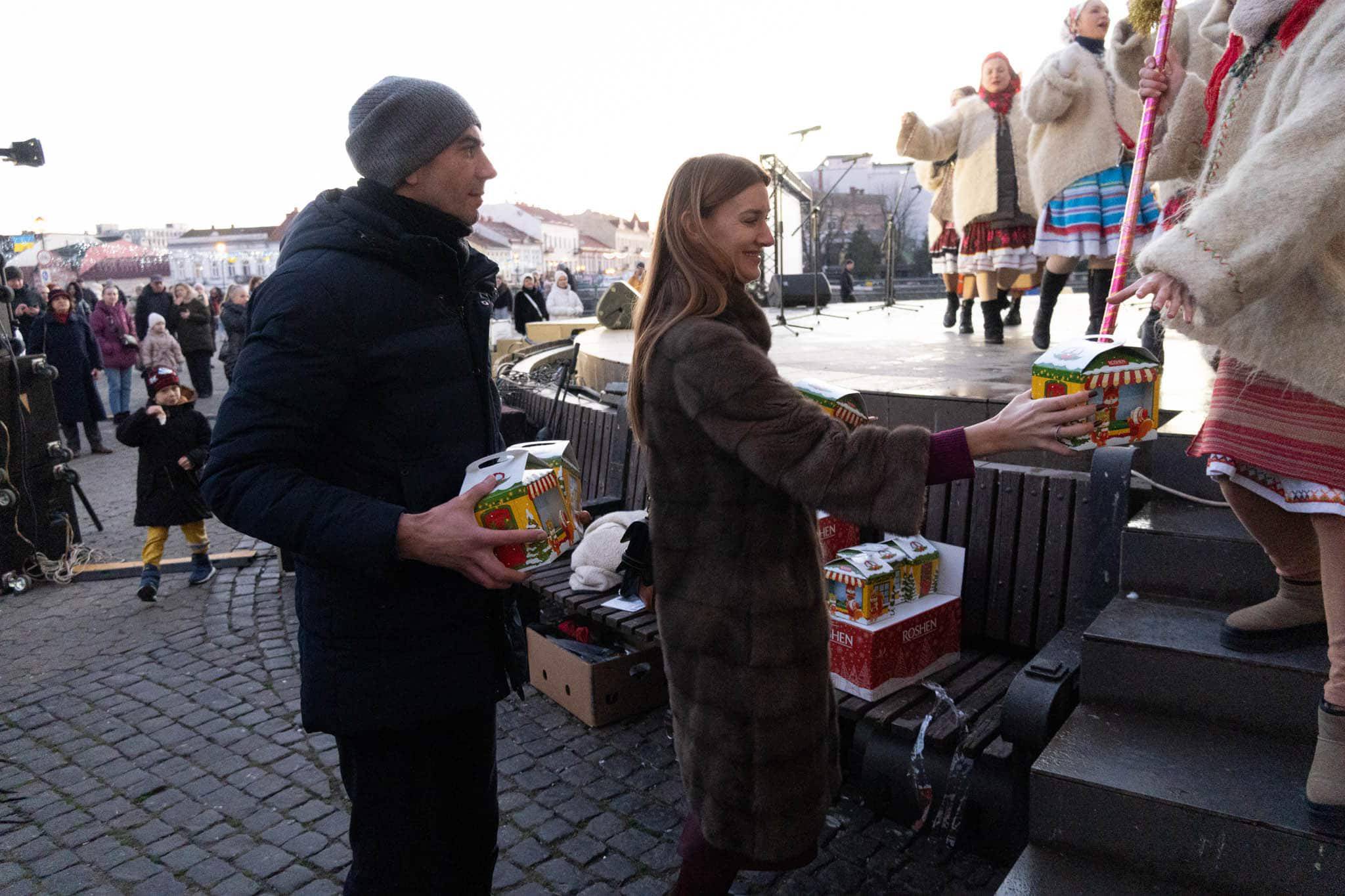 Благодійна колядницька хода в Ужгороді.  Народні колективи міста вітають із Різдвом Христовим!