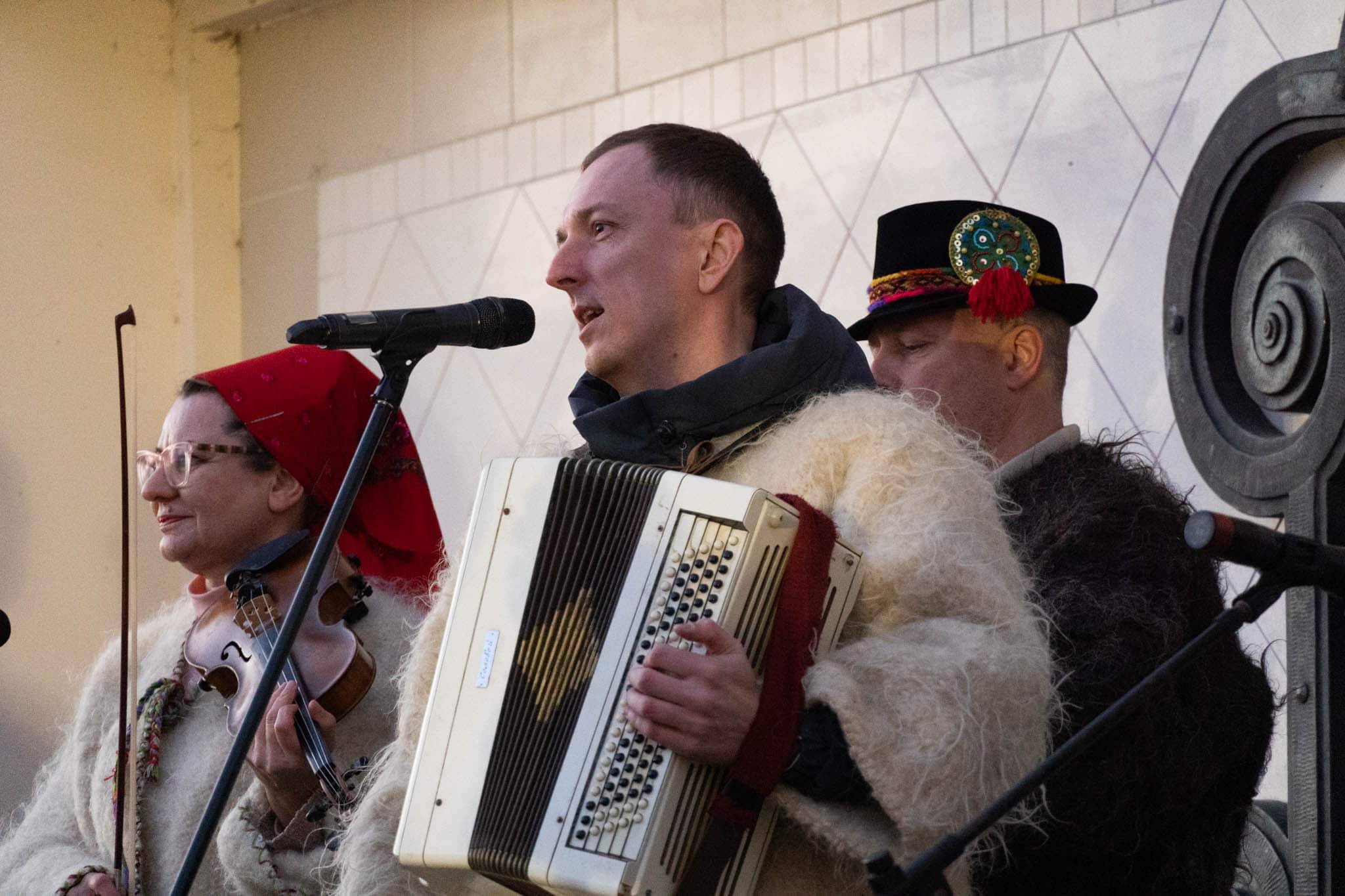 Благодійна колядницька хода в Ужгороді.  Народні колективи міста вітають із Різдвом Христовим!