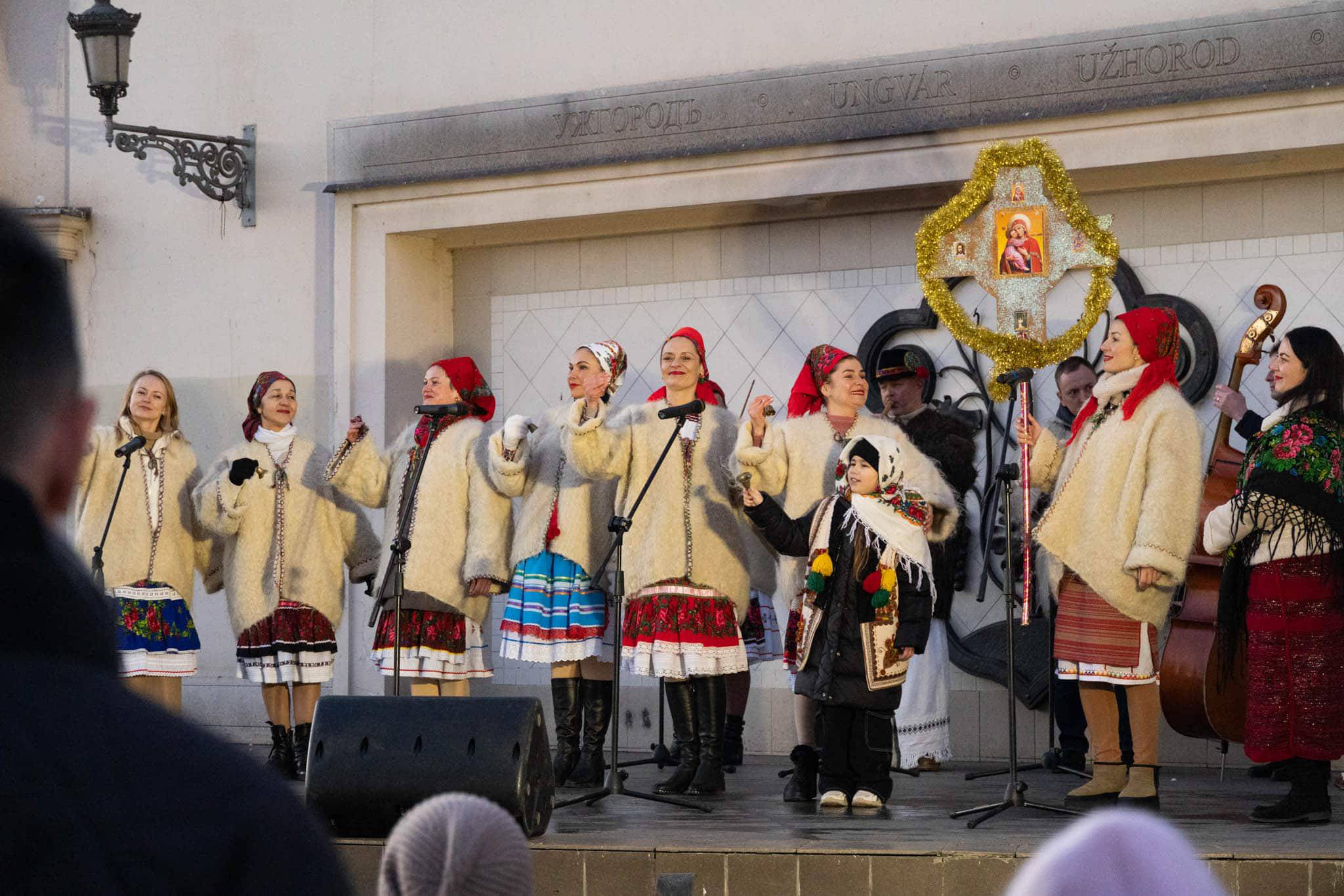 Благодійна колядницька хода в Ужгороді.  Народні колективи міста вітають із Різдвом Христовим!