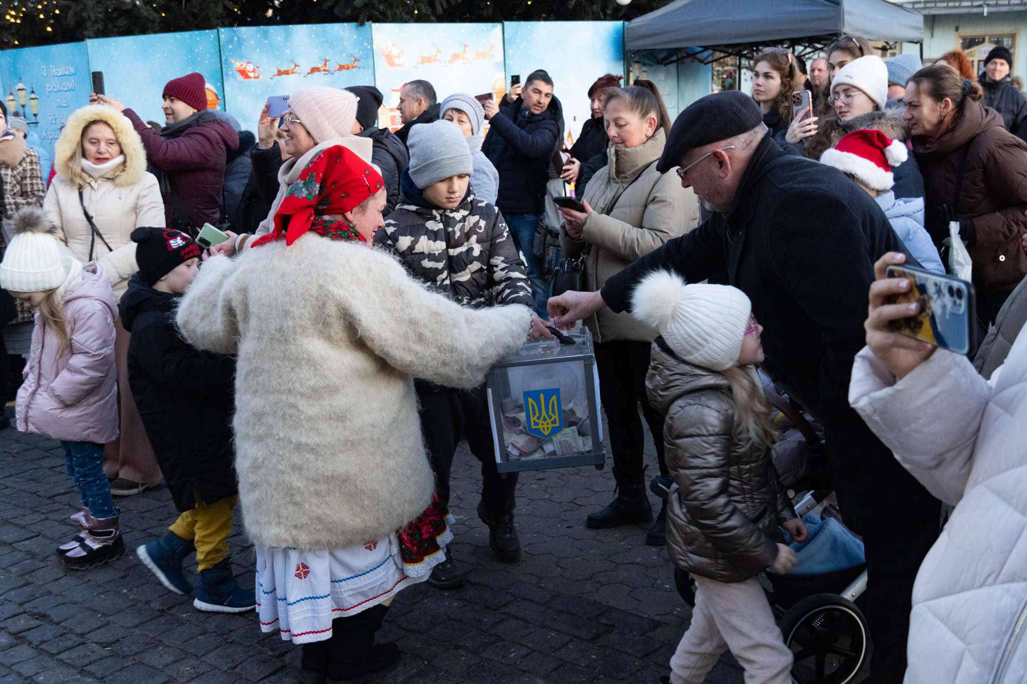 Благодійна колядницька хода в Ужгороді.  Народні колективи міста вітають із Різдвом Христовим!