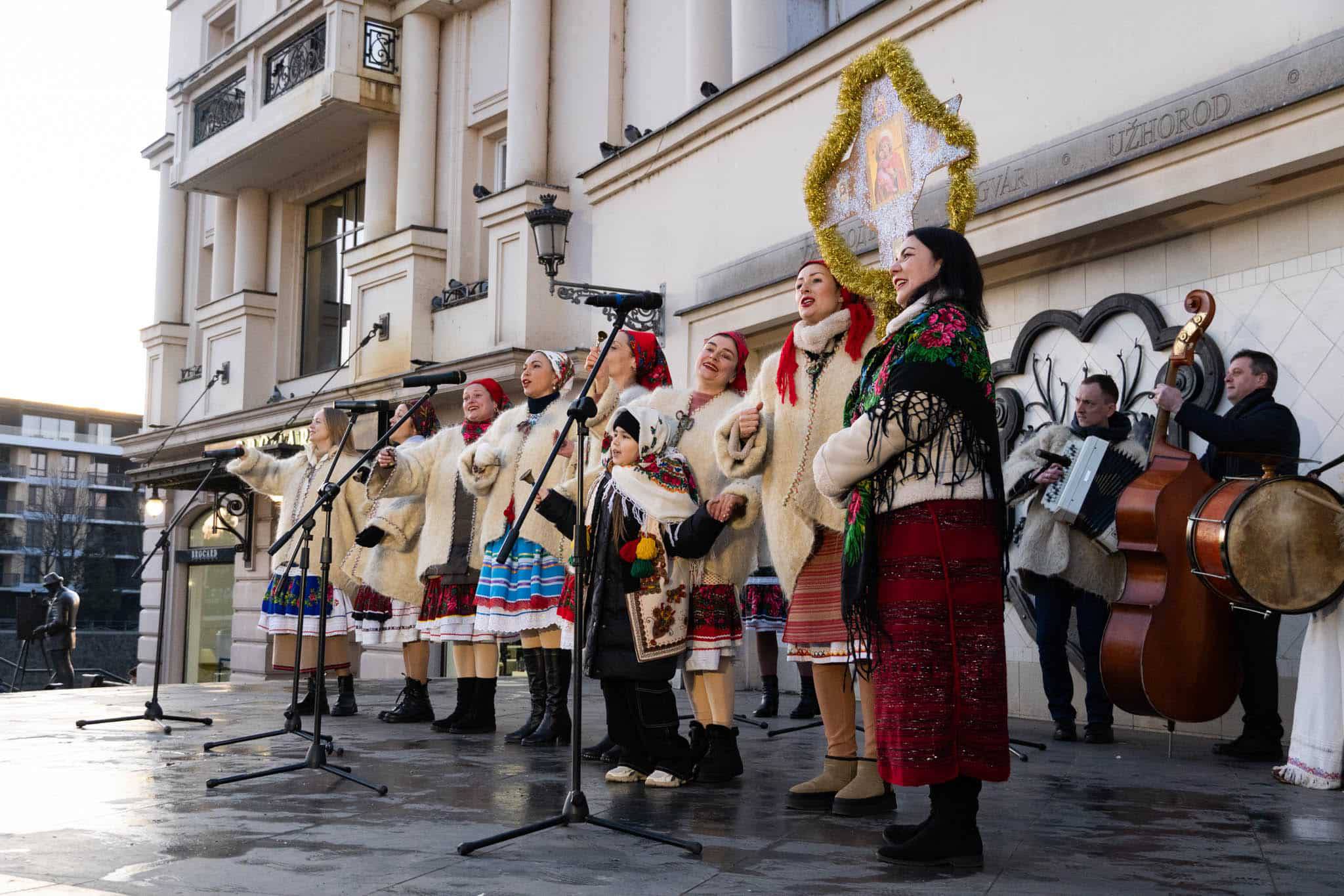 Благодійна колядницька хода в Ужгороді.  Народні колективи міста вітають із Різдвом Христовим!