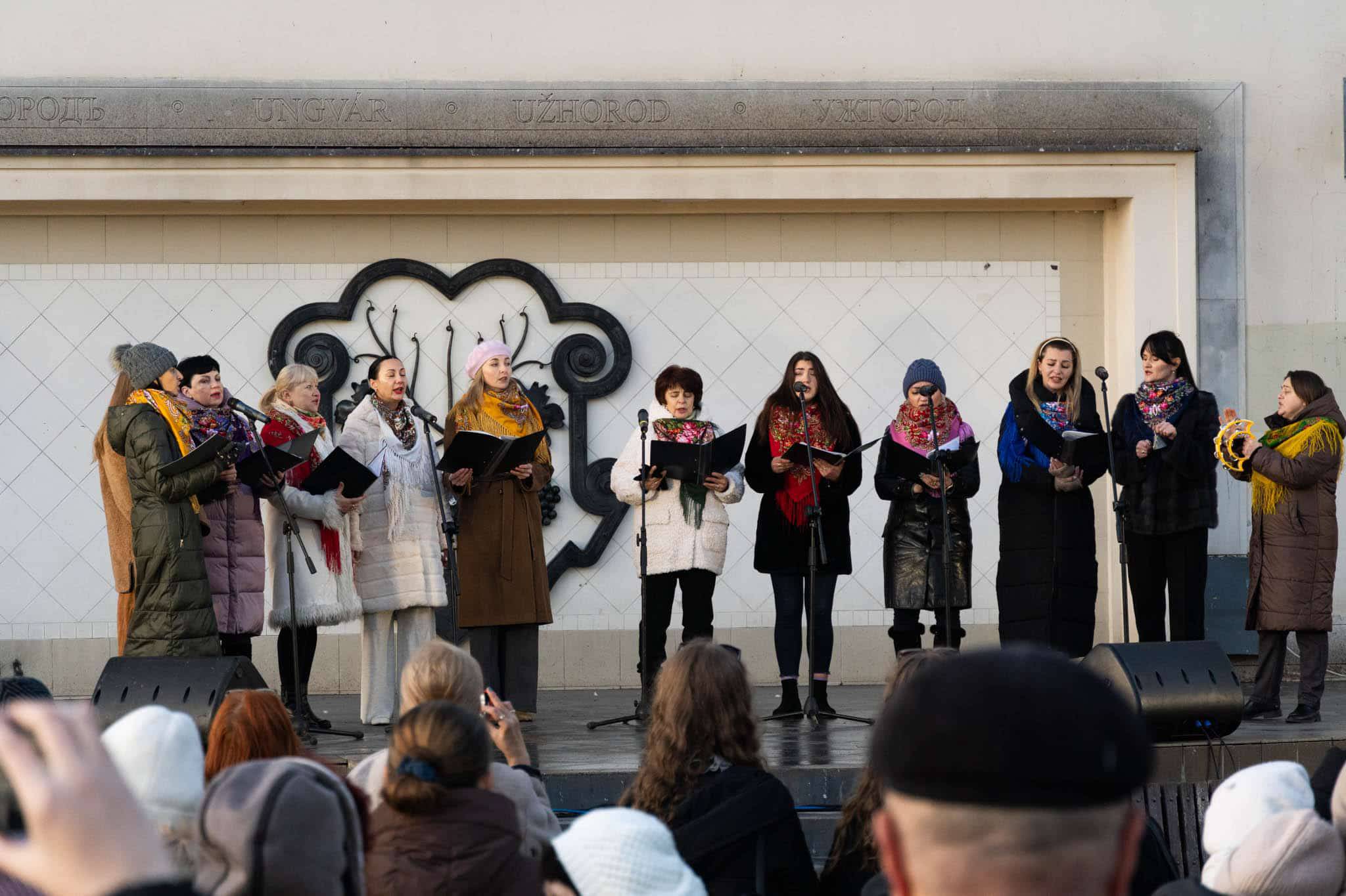 Благодійна колядницька хода в Ужгороді.  Народні колективи міста вітають із Різдвом Христовим!