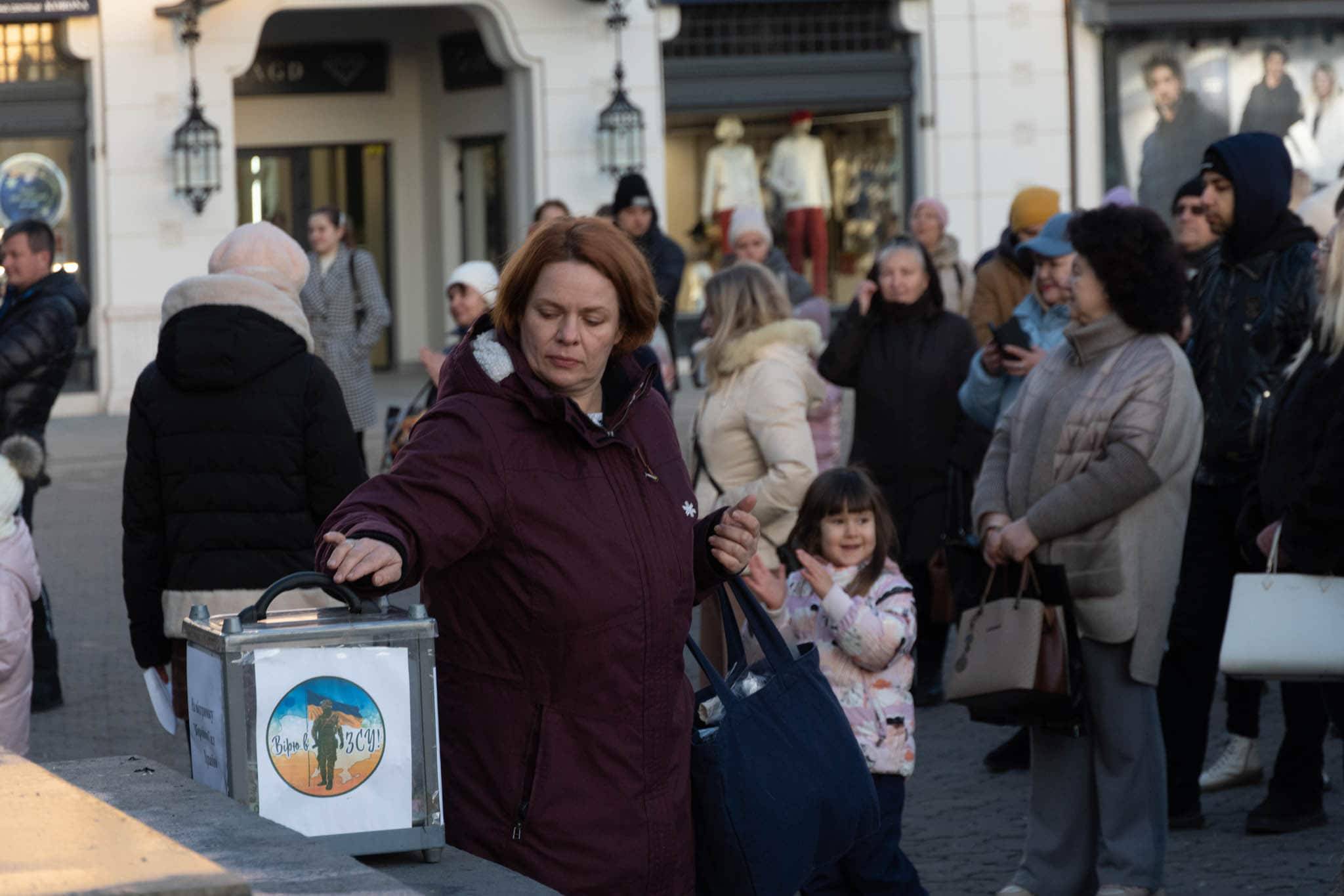 Благодійна колядницька хода в Ужгороді.  Народні колективи міста вітають із Різдвом Христовим!