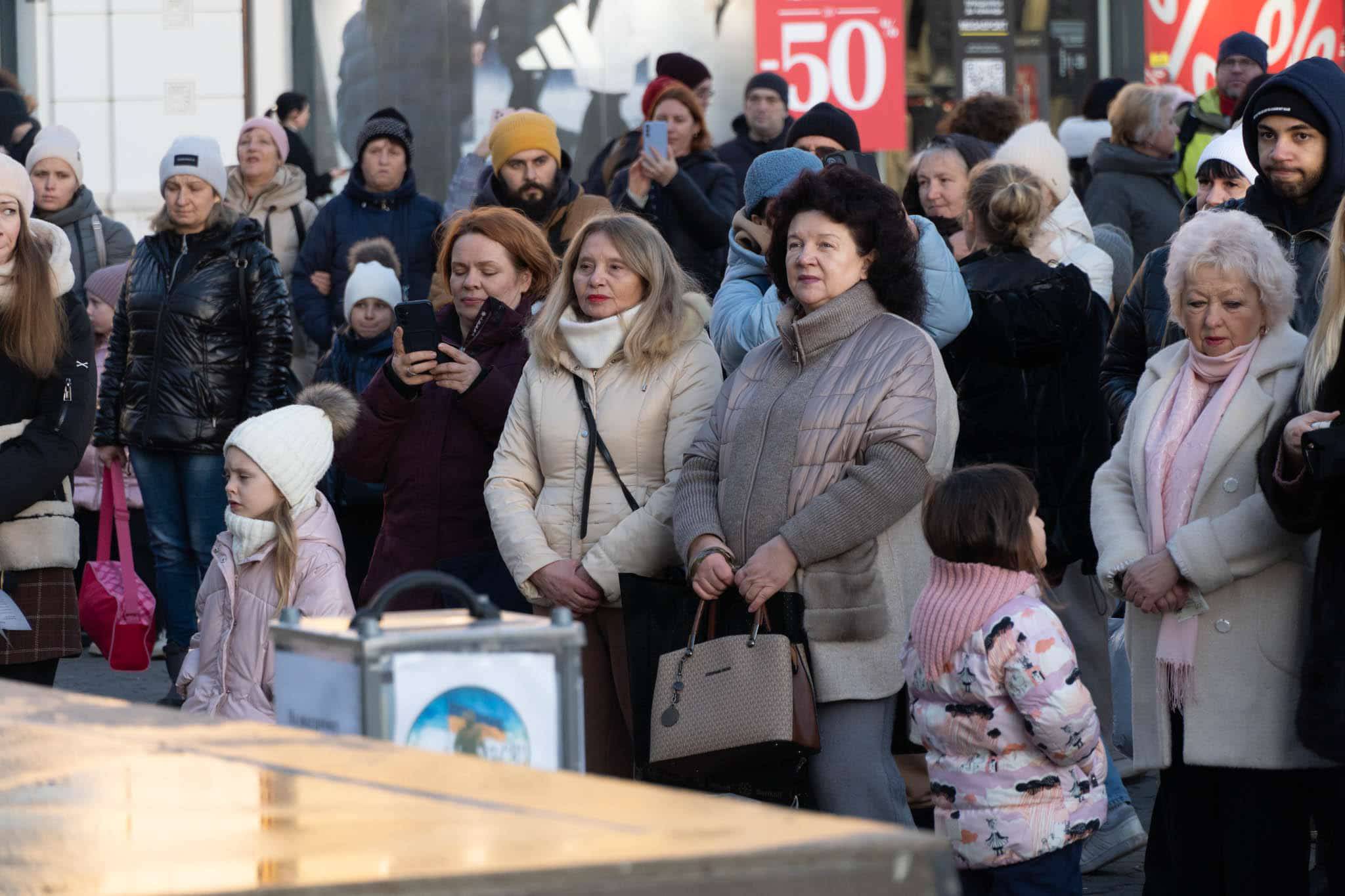 Благодійна колядницька хода в Ужгороді.  Народні колективи міста вітають із Різдвом Христовим!