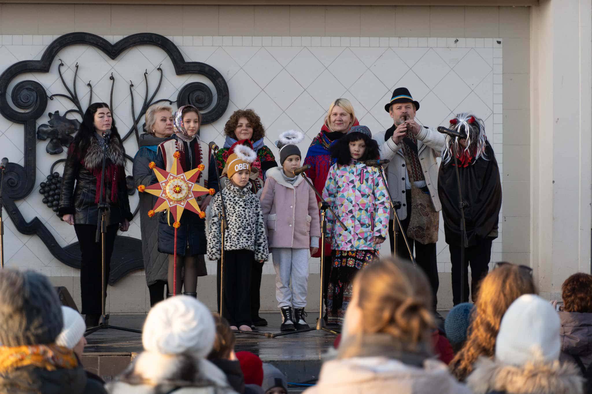 Благодійна колядницька хода в Ужгороді.  Народні колективи міста вітають із Різдвом Христовим!