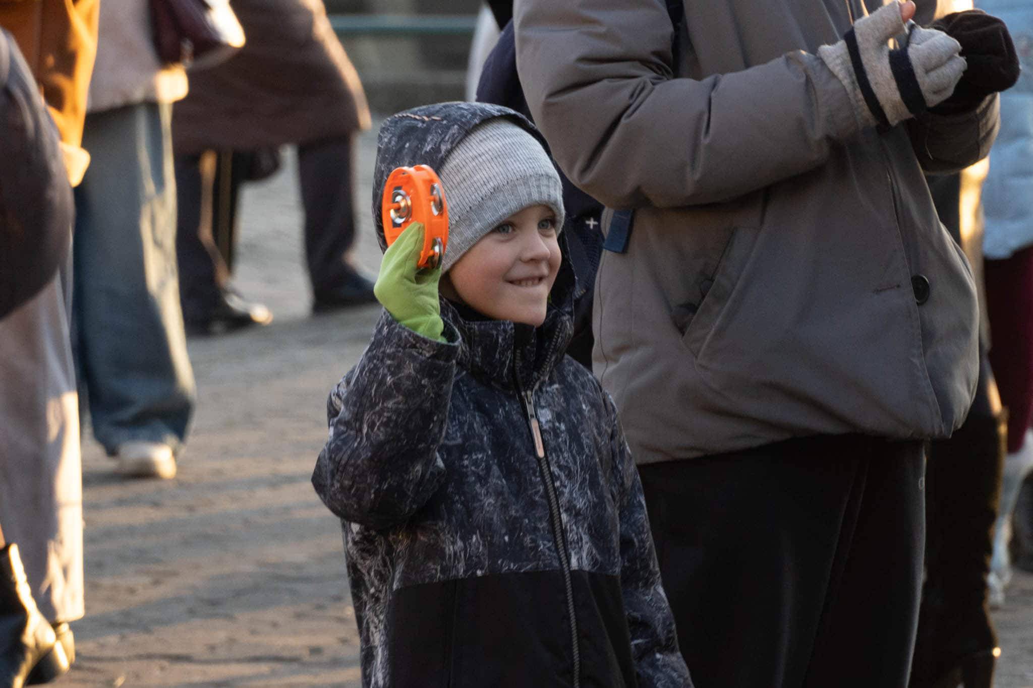 Благодійна колядницька хода в Ужгороді.  Народні колективи міста вітають із Різдвом Христовим!