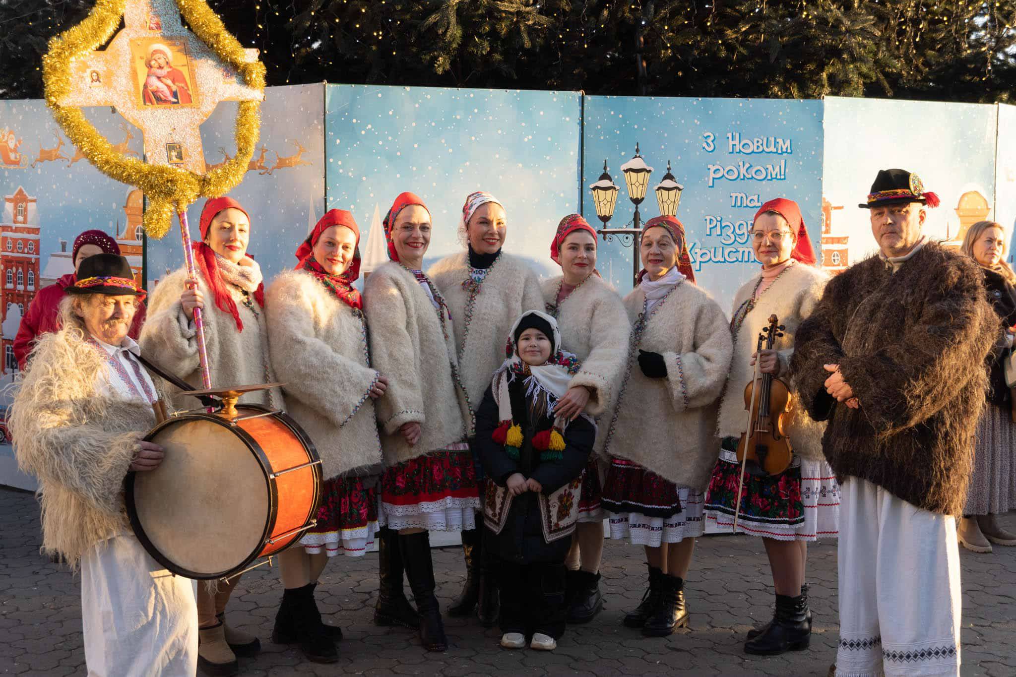 Благодійна колядницька хода в Ужгороді.  Народні колективи міста вітають із Різдвом Христовим!