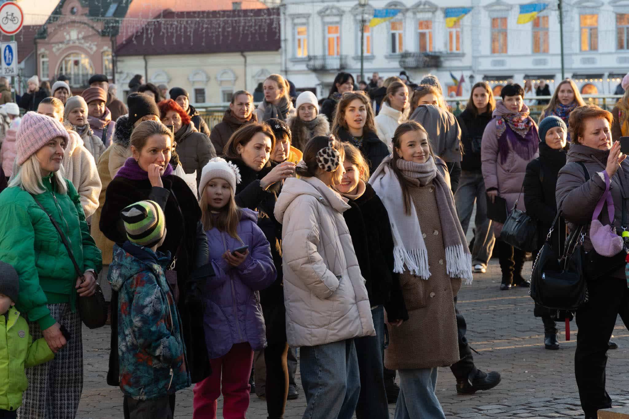 Благодійна колядницька хода в Ужгороді.  Народні колективи міста вітають із Різдвом Христовим!