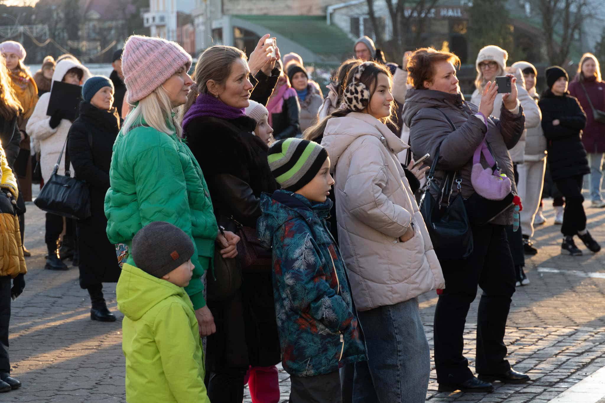 Благодійна колядницька хода в Ужгороді.  Народні колективи міста вітають із Різдвом Христовим!