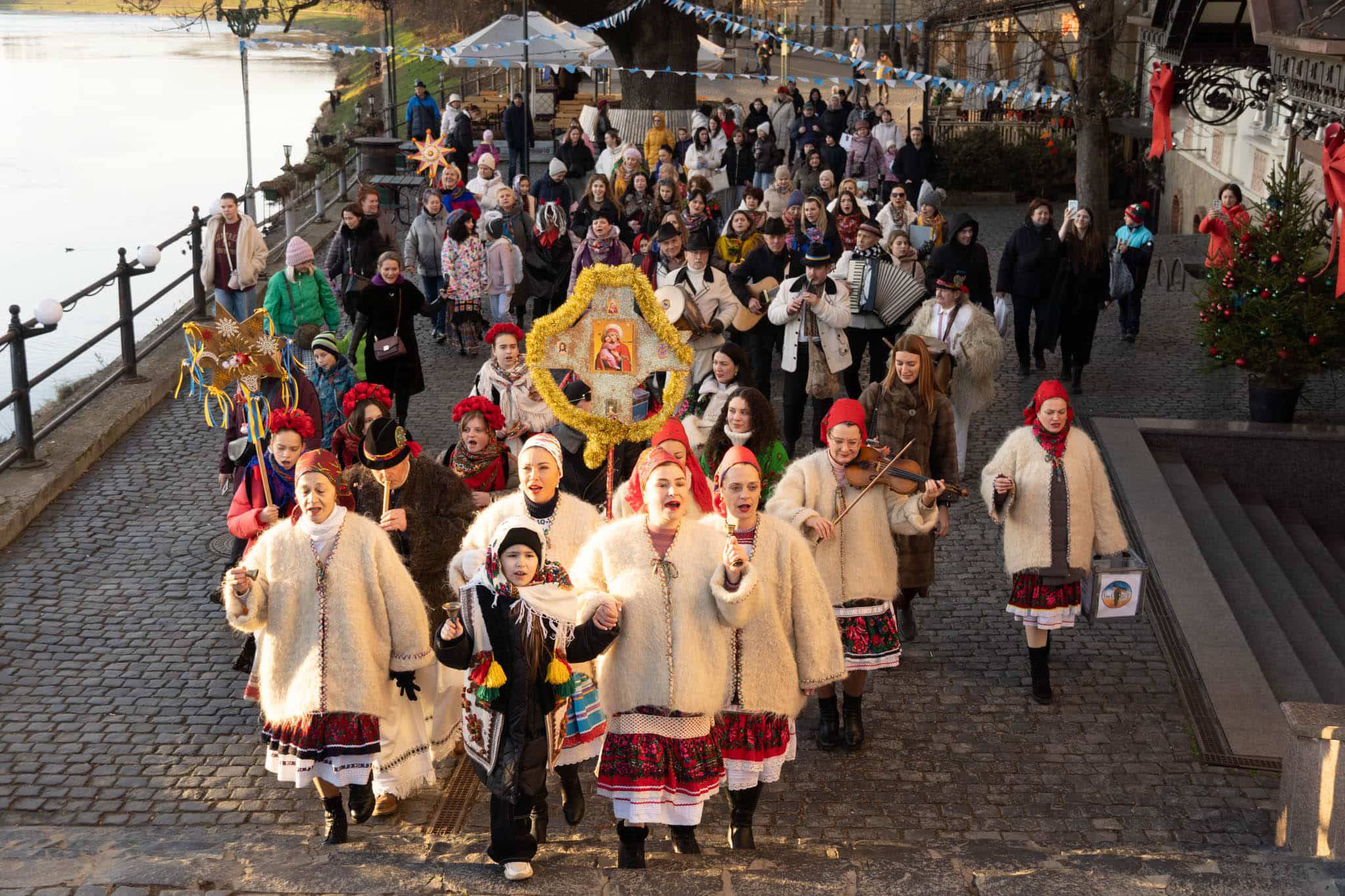 Благодійна колядницька хода в Ужгороді.  Народні колективи міста вітають із Різдвом Христовим!