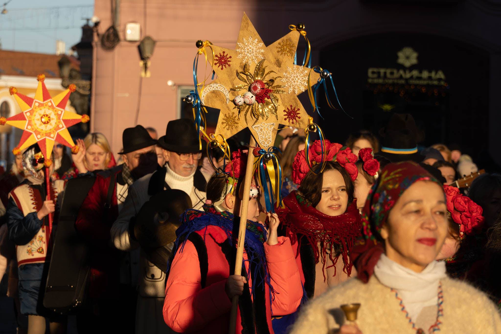 Благодійна колядницька хода в Ужгороді.  Народні колективи міста вітають із Різдвом Христовим!