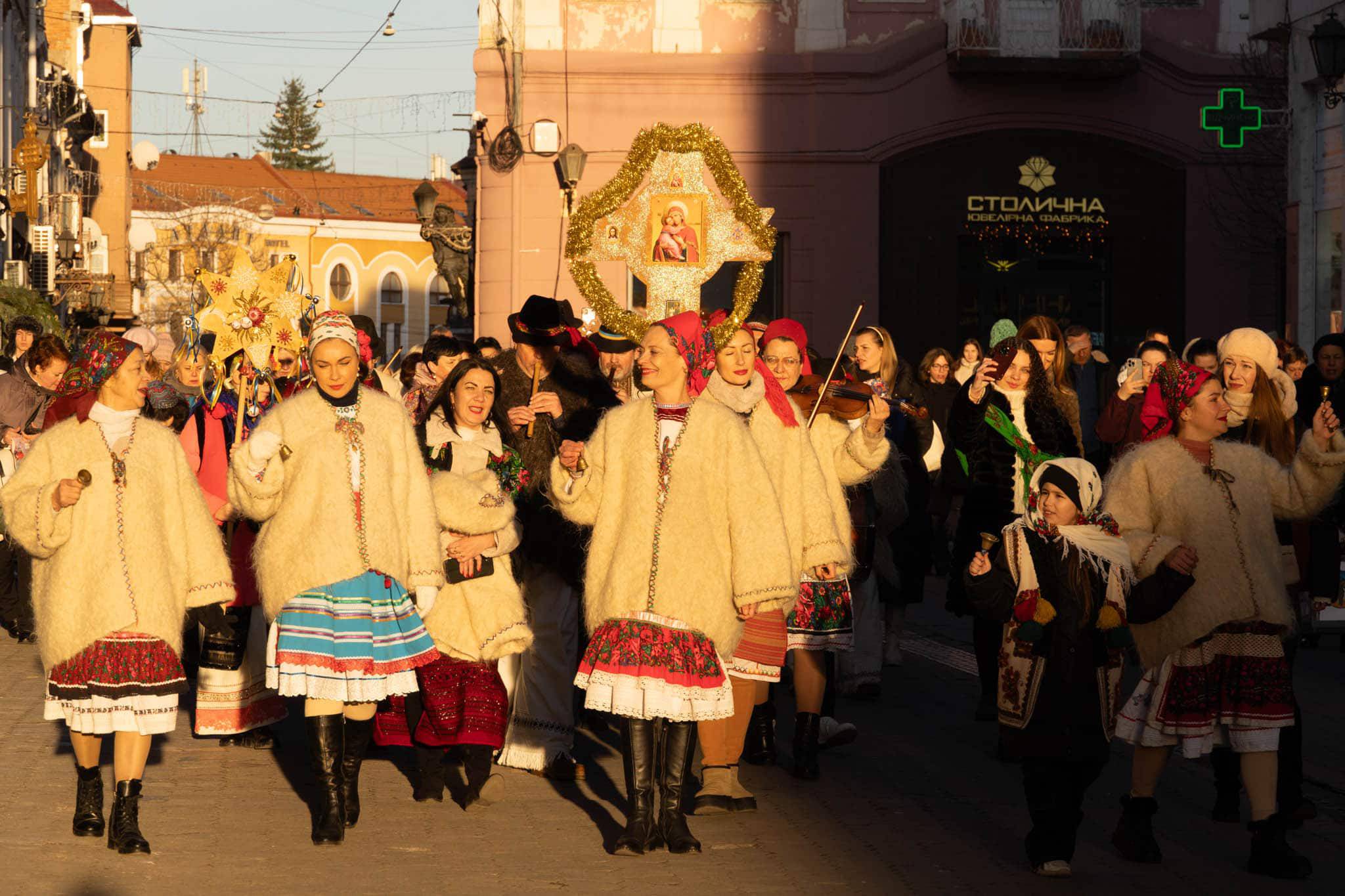 Благодійна колядницька хода в Ужгороді.  Народні колективи міста вітають із Різдвом Христовим!