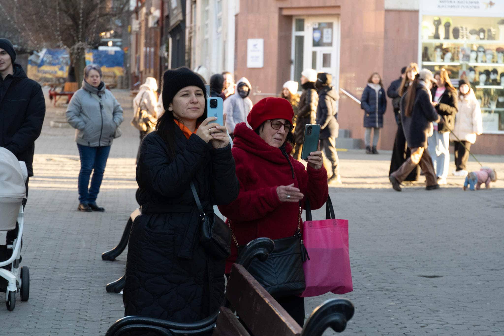 Благодійна колядницька хода в Ужгороді.  Народні колективи міста вітають із Різдвом Христовим!