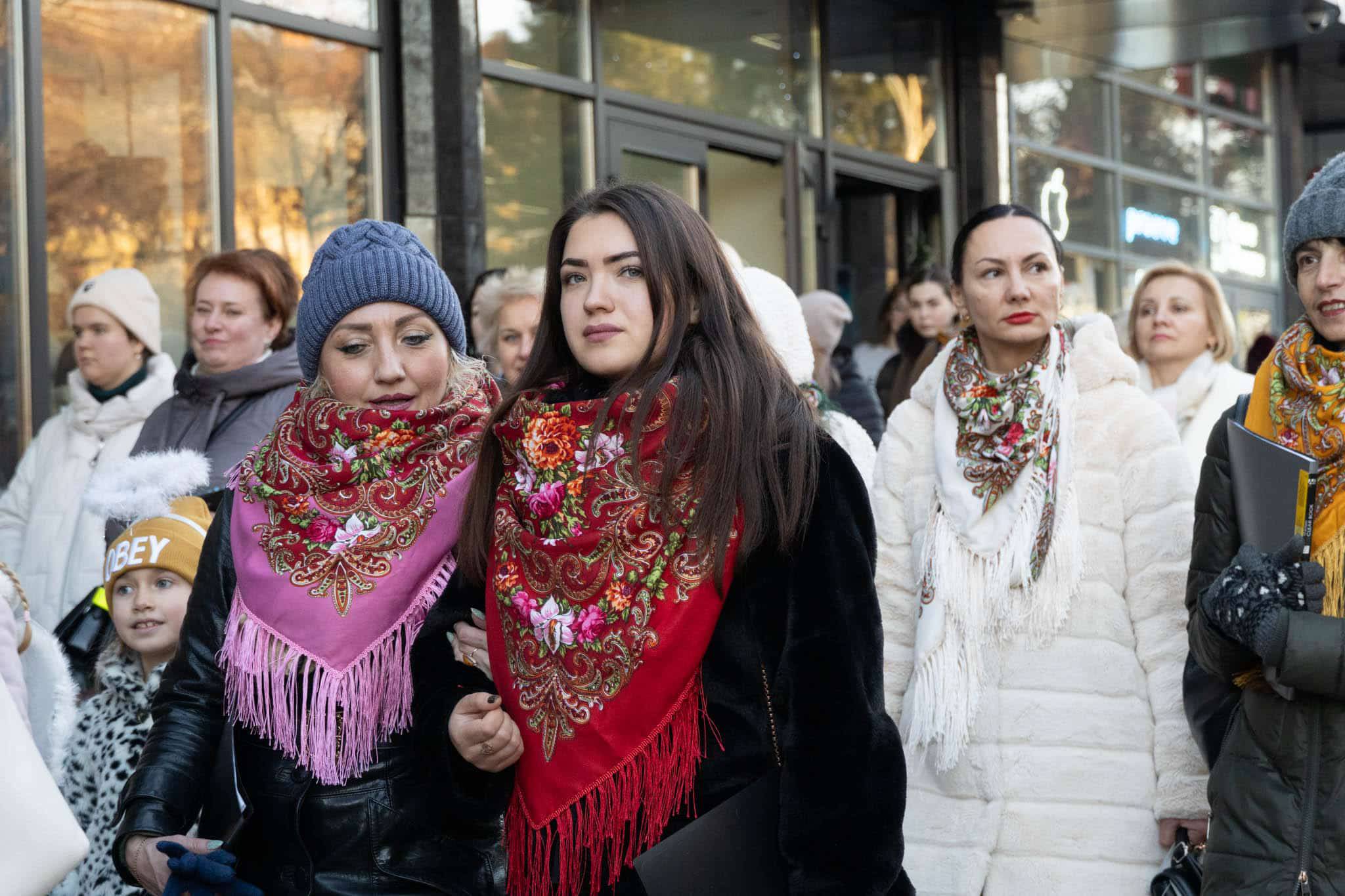 Благодійна колядницька хода в Ужгороді.  Народні колективи міста вітають із Різдвом Христовим!