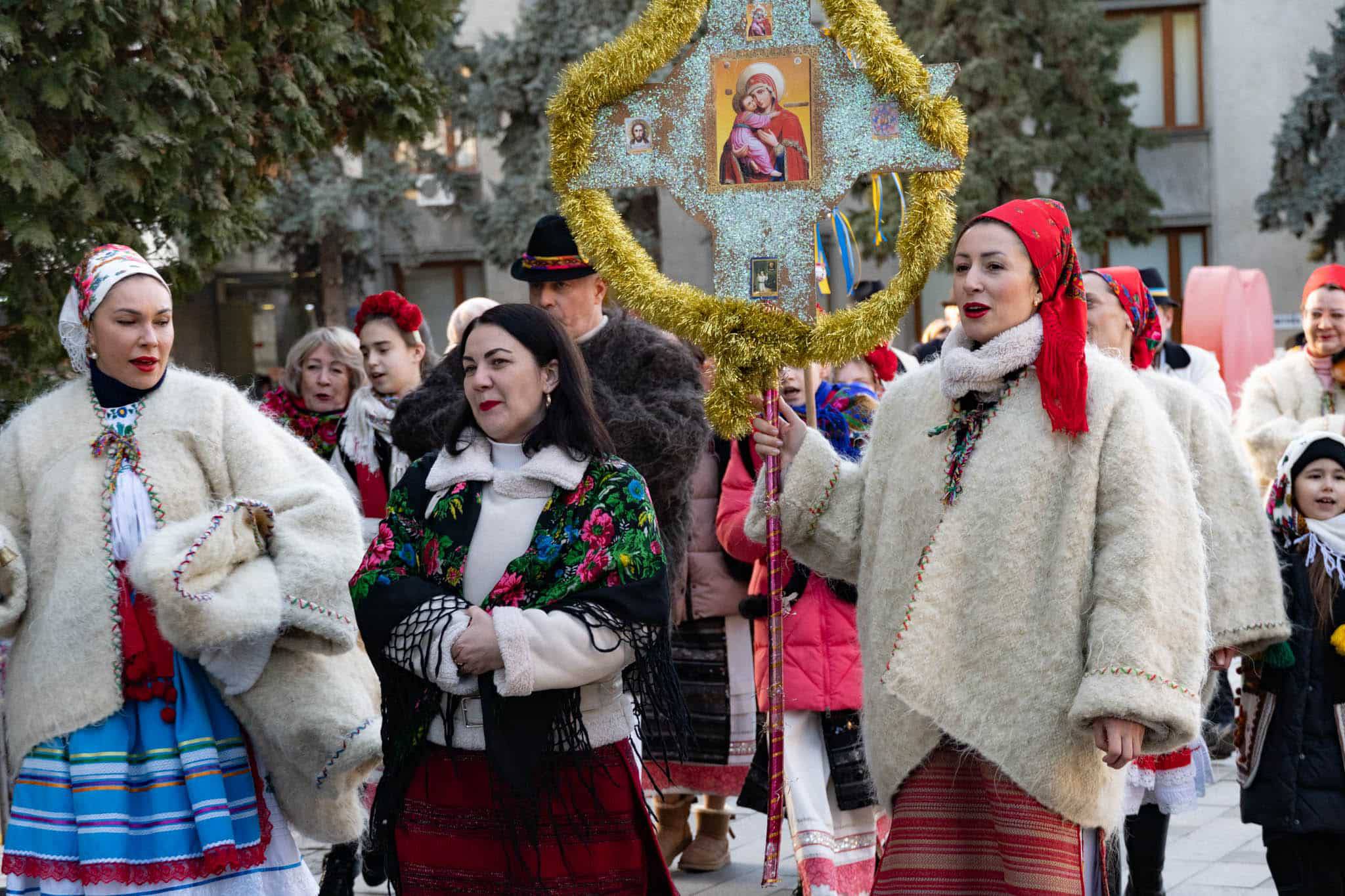 Благодійна колядницька хода в Ужгороді.  Народні колективи міста вітають із Різдвом Христовим!