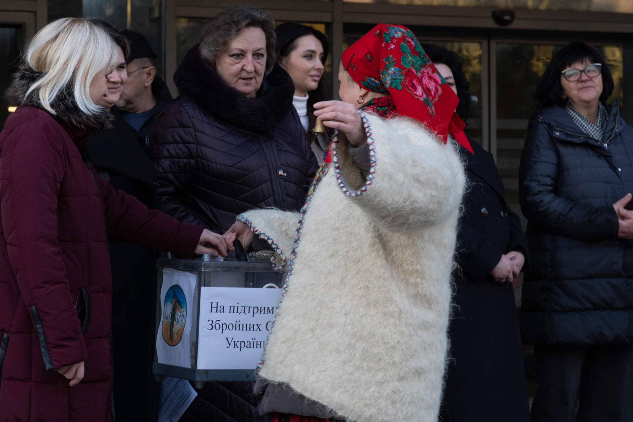 Благодійна колядницька хода в Ужгороді.  Народні колективи міста вітають із Різдвом Христовим!