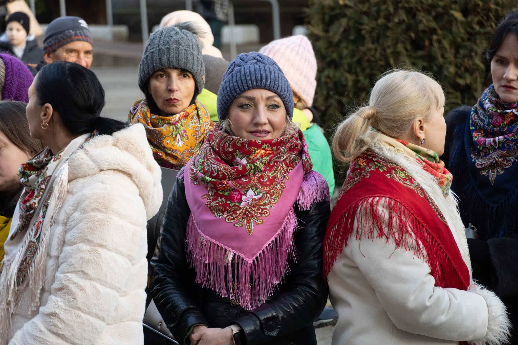 Благодійна колядницька хода в Ужгороді.  Народні колективи міста вітають із Різдвом Христовим!