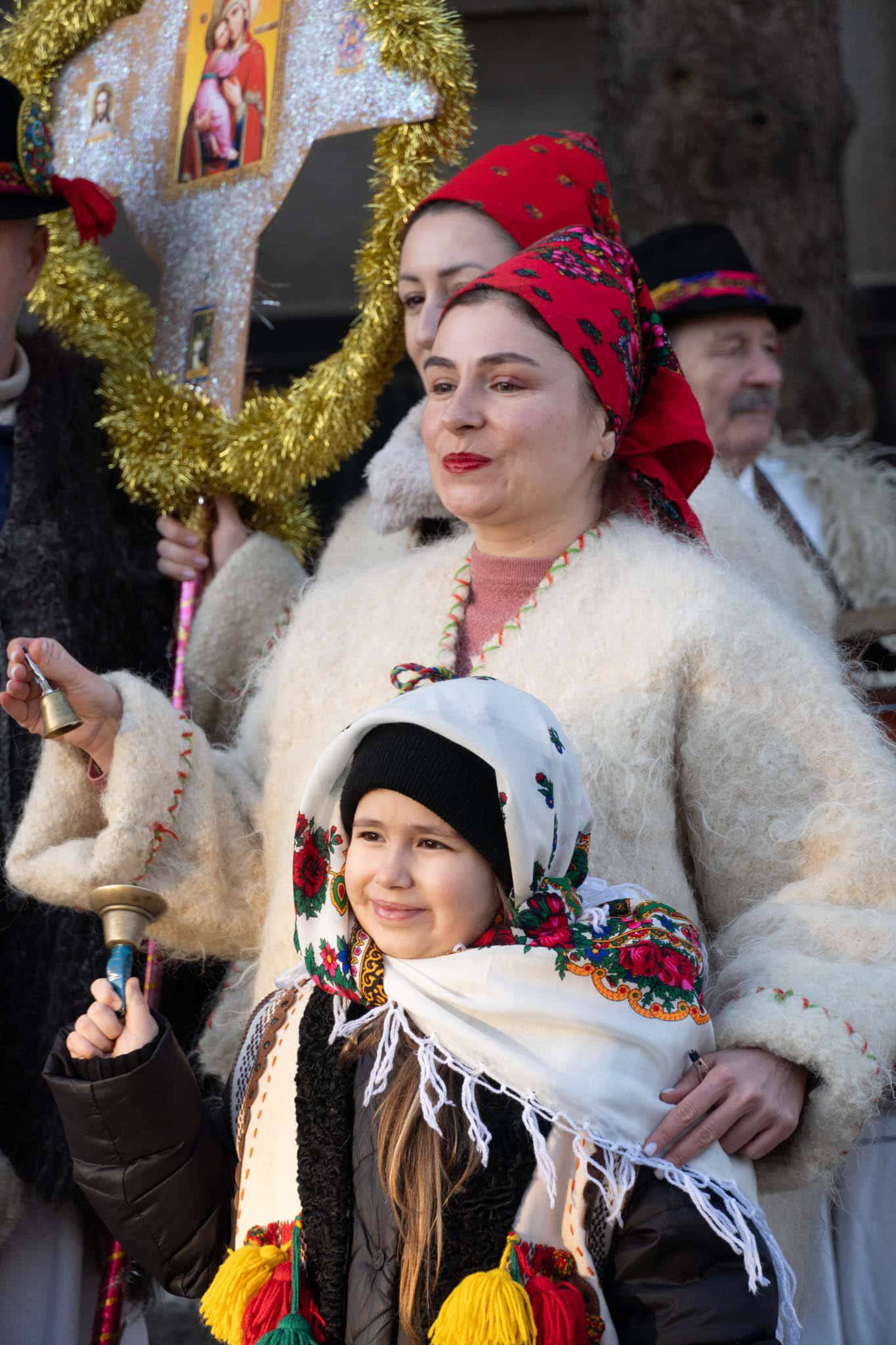 Благодійна колядницька хода в Ужгороді.  Народні колективи міста вітають із Різдвом Христовим!