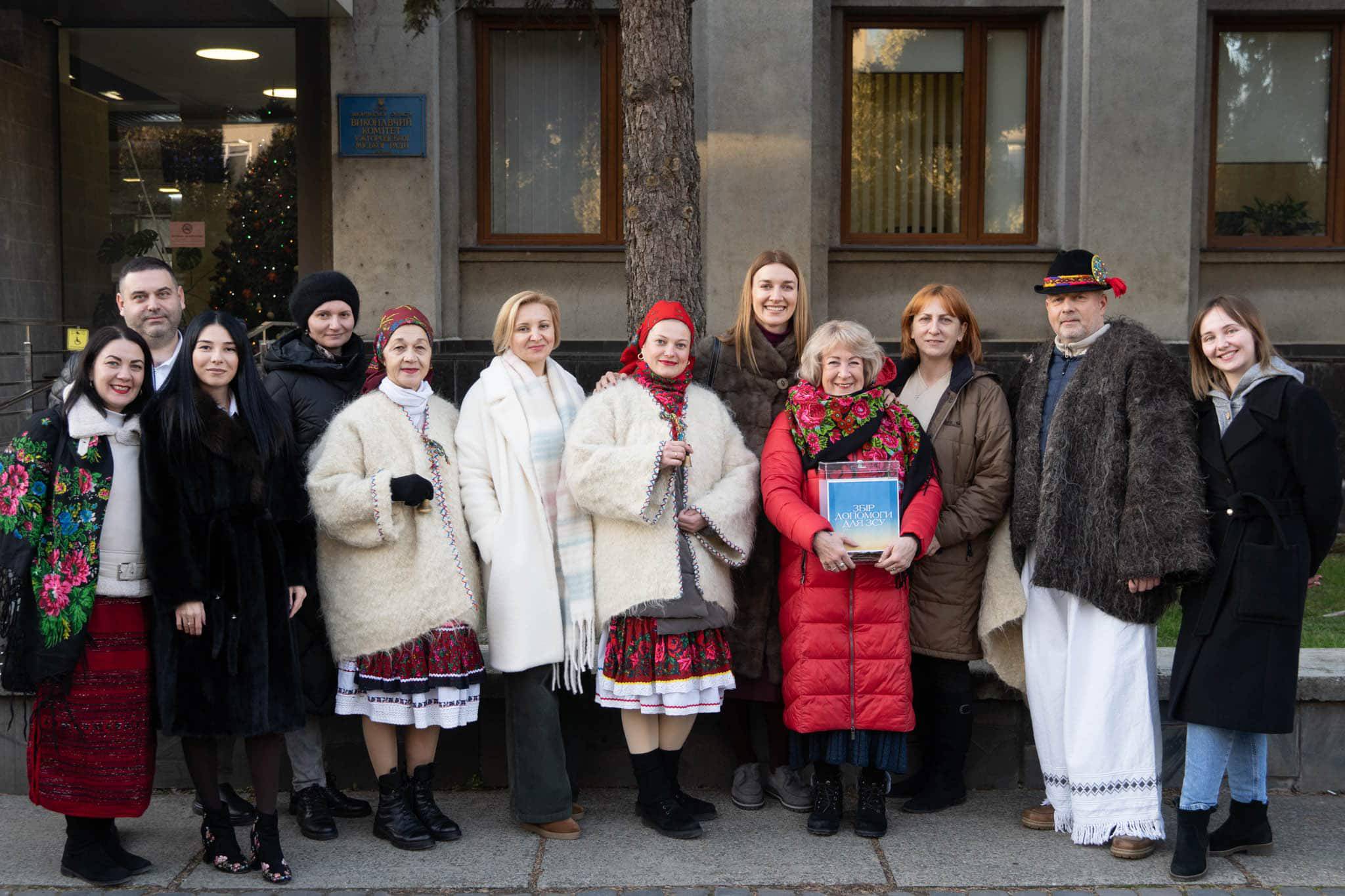 Благодійна колядницька хода в Ужгороді.  Народні колективи міста вітають із Різдвом Христовим!