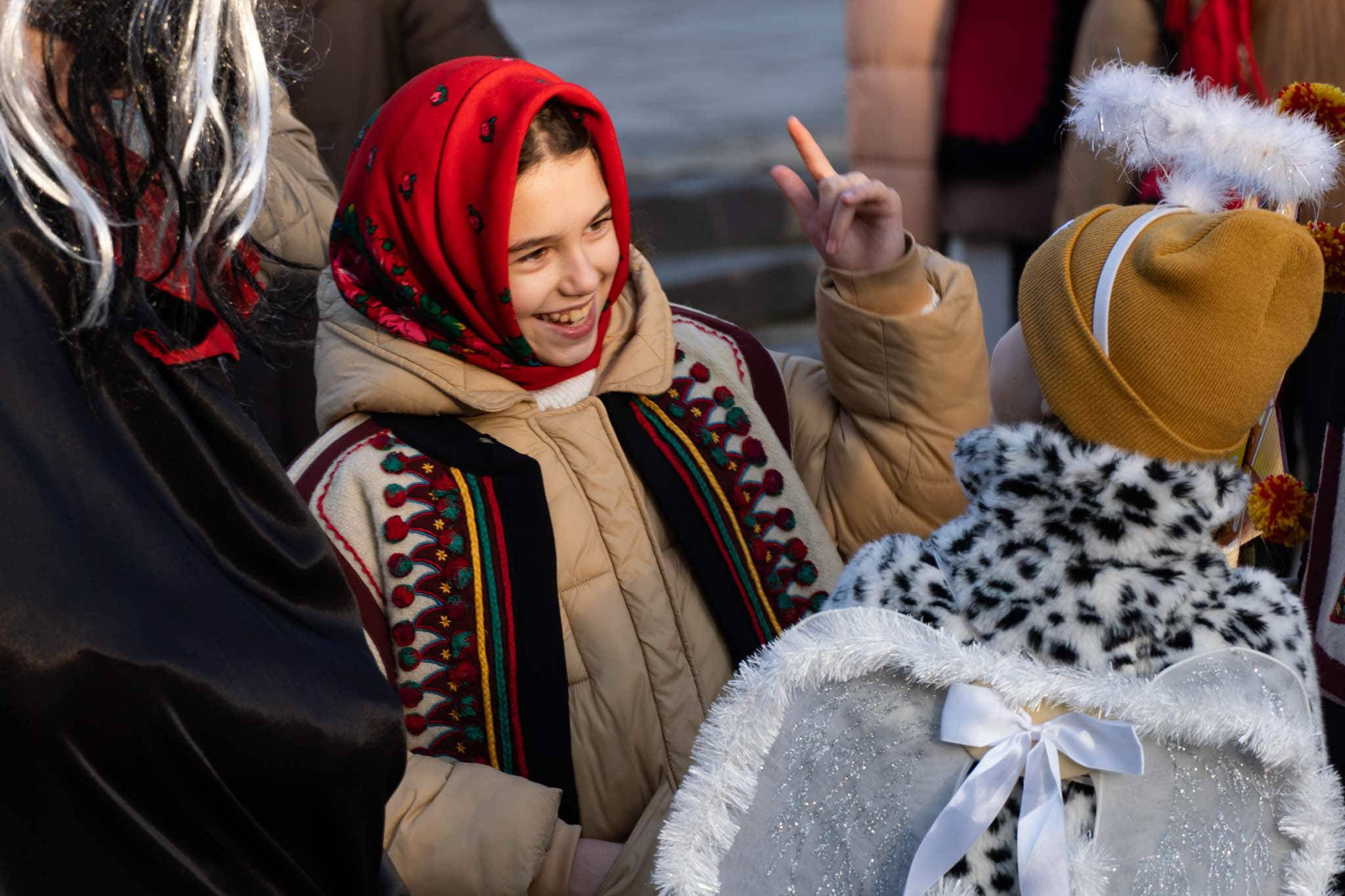 Благодійна колядницька хода в Ужгороді.  Народні колективи міста вітають із Різдвом Христовим!