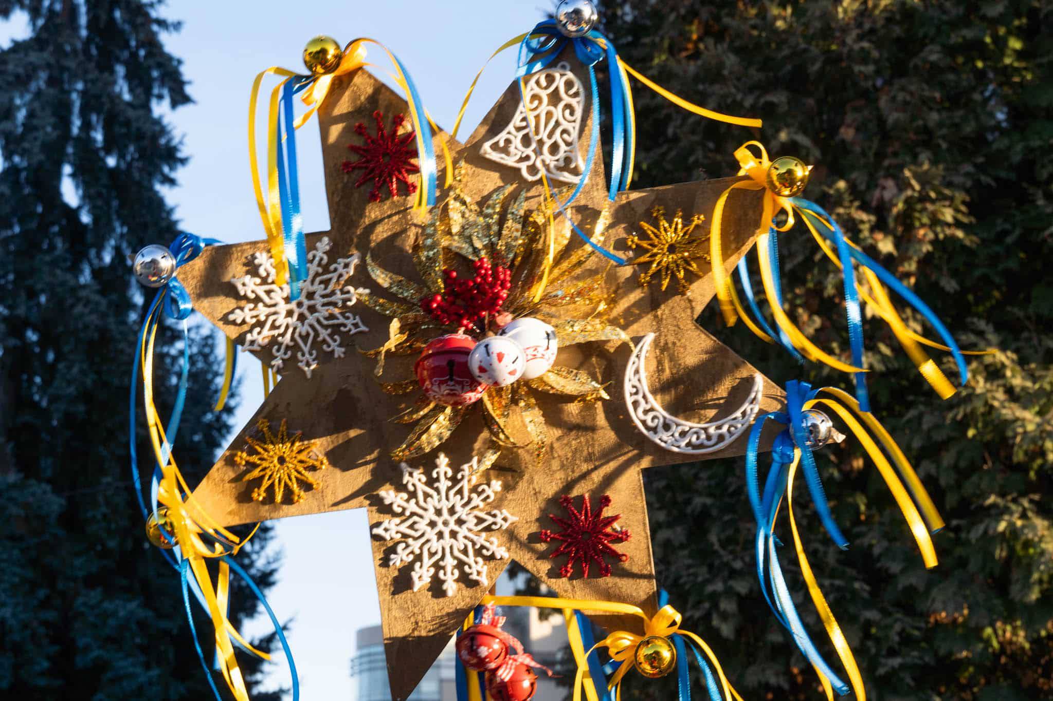 Благодійна колядницька хода в Ужгороді.  Народні колективи міста вітають із Різдвом Христовим!