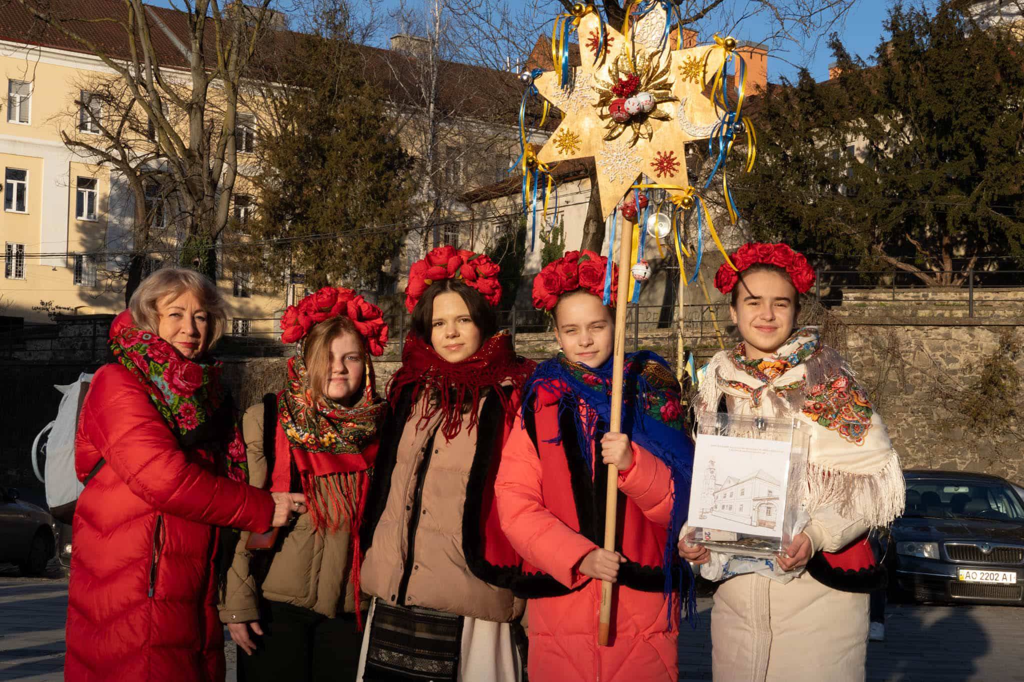 Благодійна колядницька хода в Ужгороді.  Народні колективи міста вітають із Різдвом Христовим!