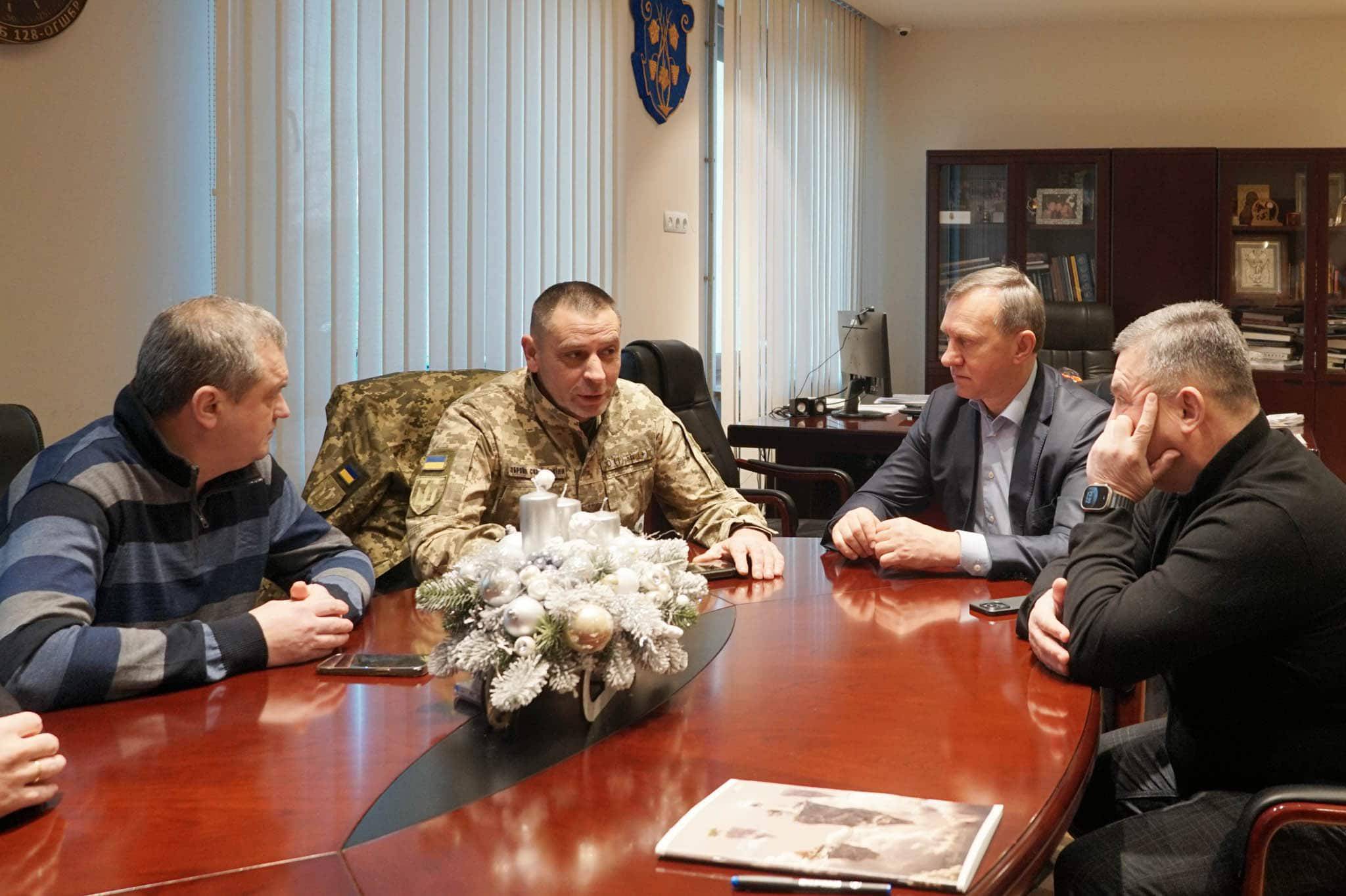 В Ужгородській міській раді відбулася зустріч із заступником командира 212-го окремого батальйону 101-ої окремої бригади ТрО