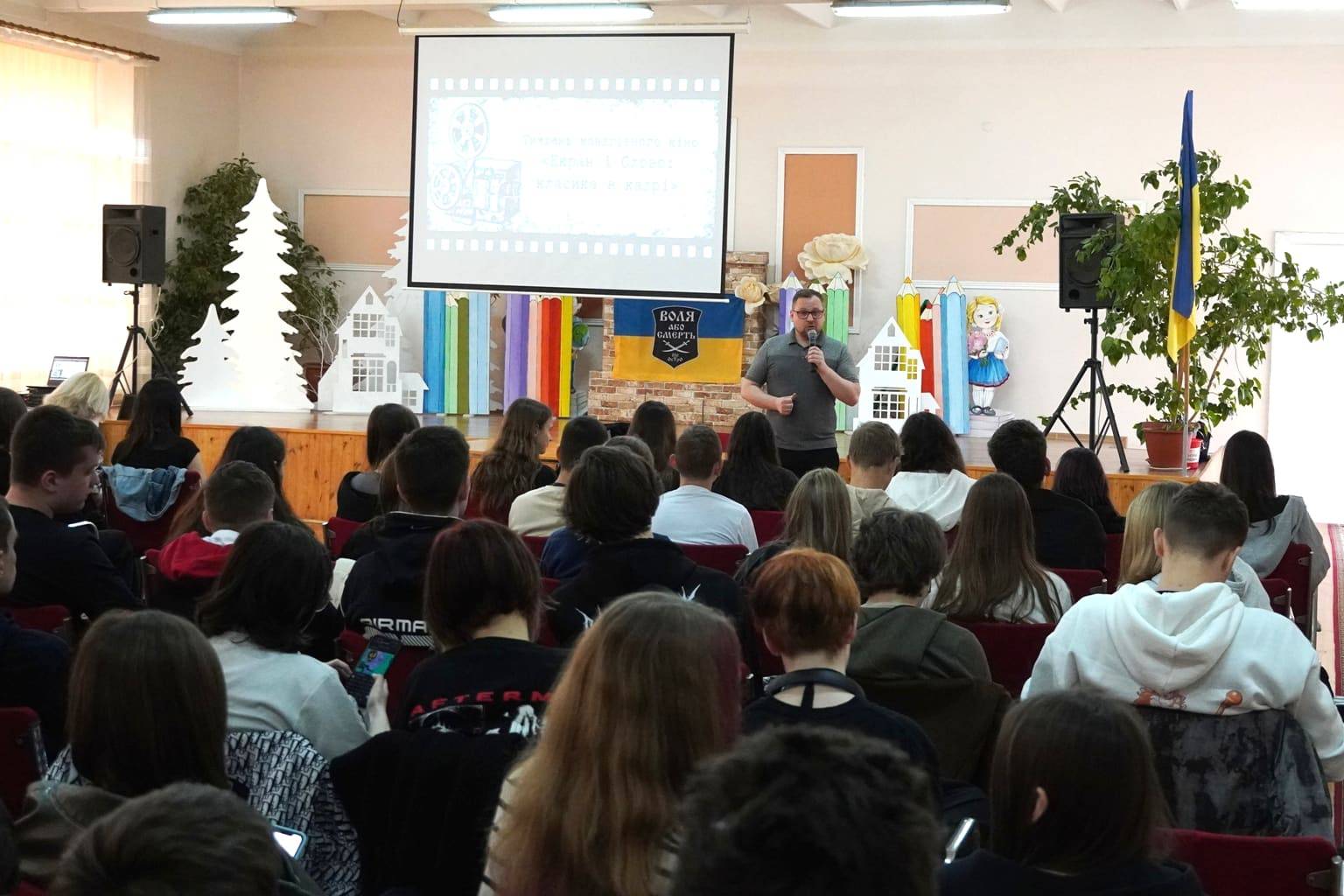 В Ужгороді триває Тиждень мандрівного кіно «Екран і Слово: класика в кадрі» та конкурс есе-рефлексій «Дивись, відчувай, пиши – відкривай українське серцем!»