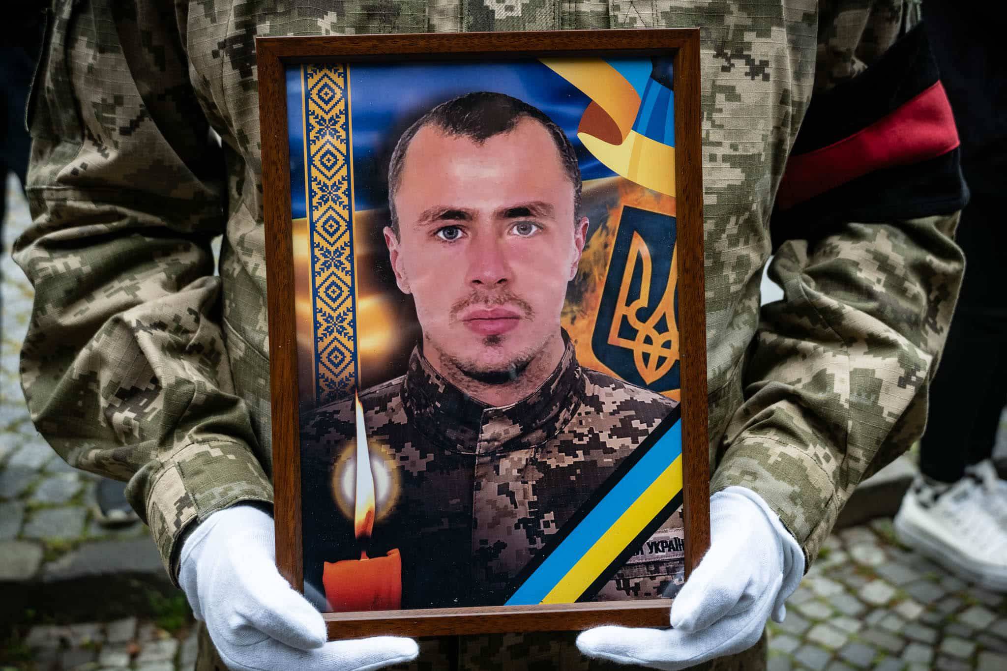 В Ужгороді попрощалися з 25-річним старшим солдатом Євгеном Югасом