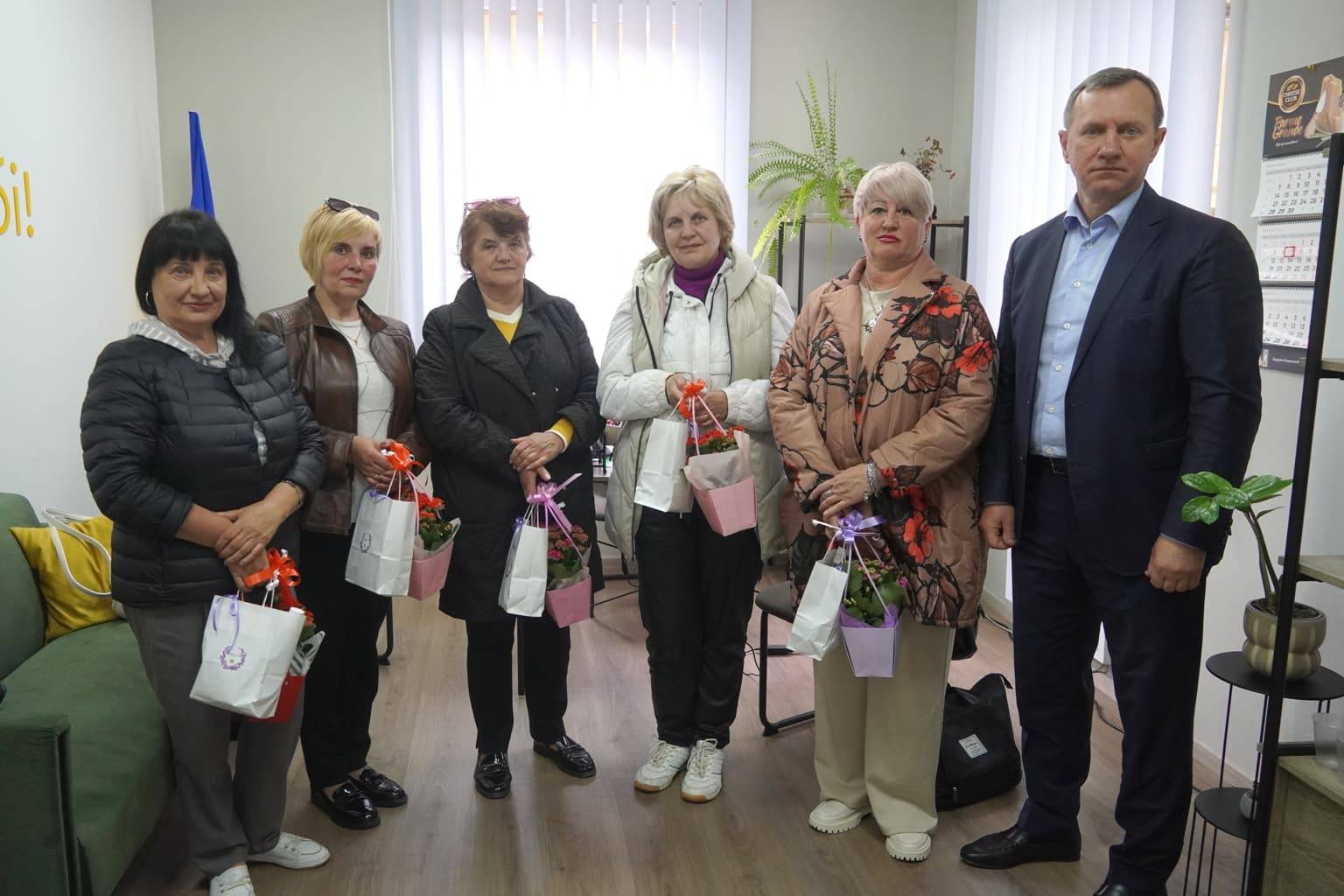 Квіти і символічні подарунки – напередодні Дня матері вшанували матерів та дружин наших полеглих Героїв