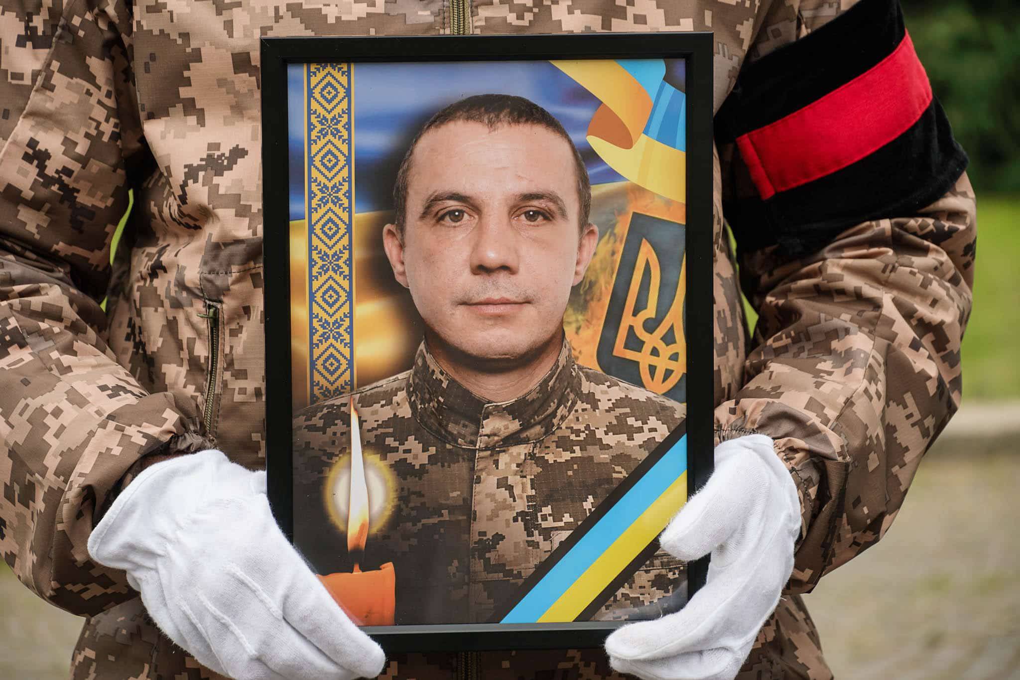 Сьогодні, 20 травня, Ужгород провів в останню путь 40-річного захисника, солдата Василя Чурговича