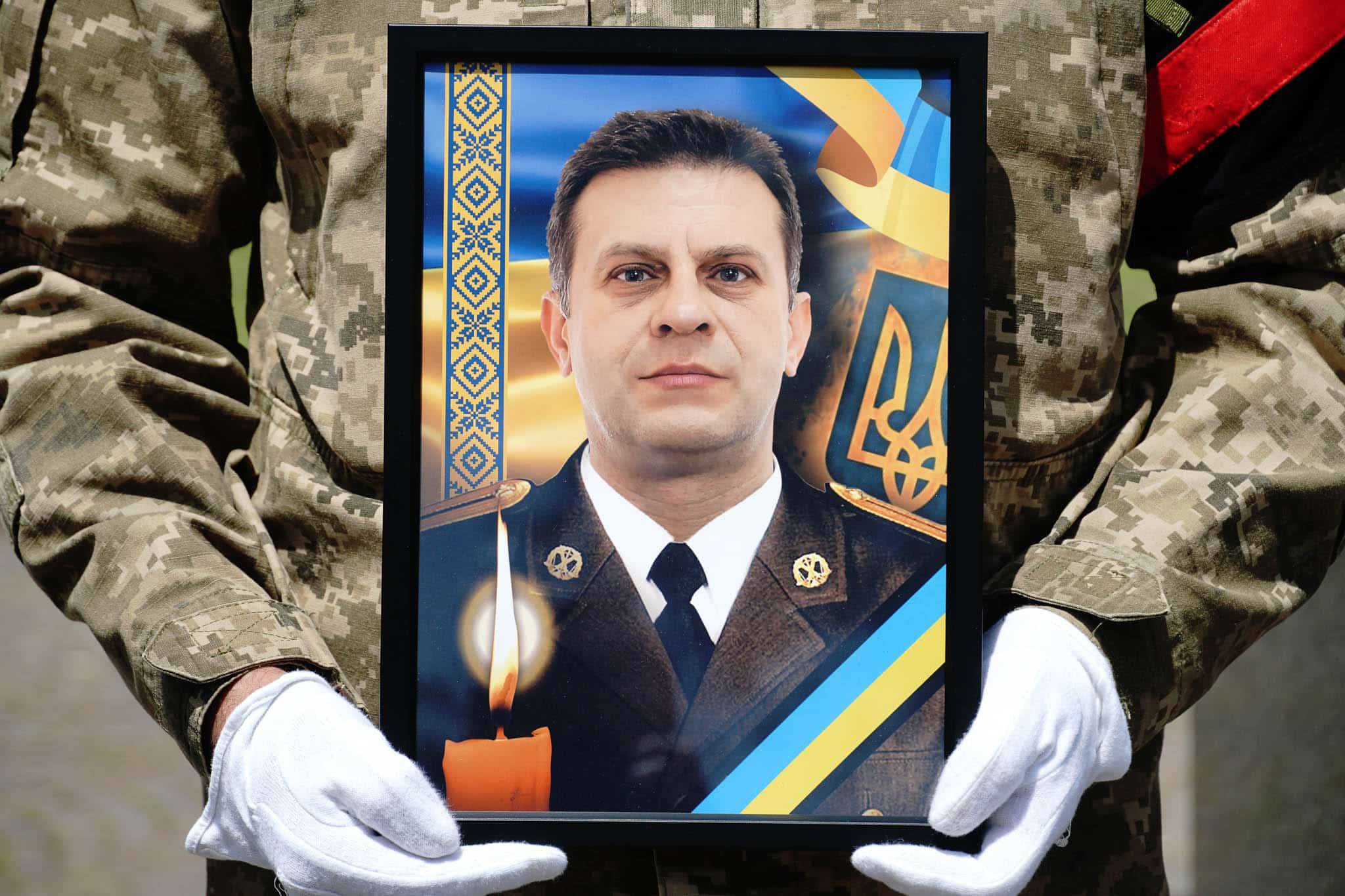В Ужгороді сьогодні попрощалися із 50-річним захисником, заступником командира 3-го механізованого батальйону військової частини А 4576, майором Олегом Гойбергом