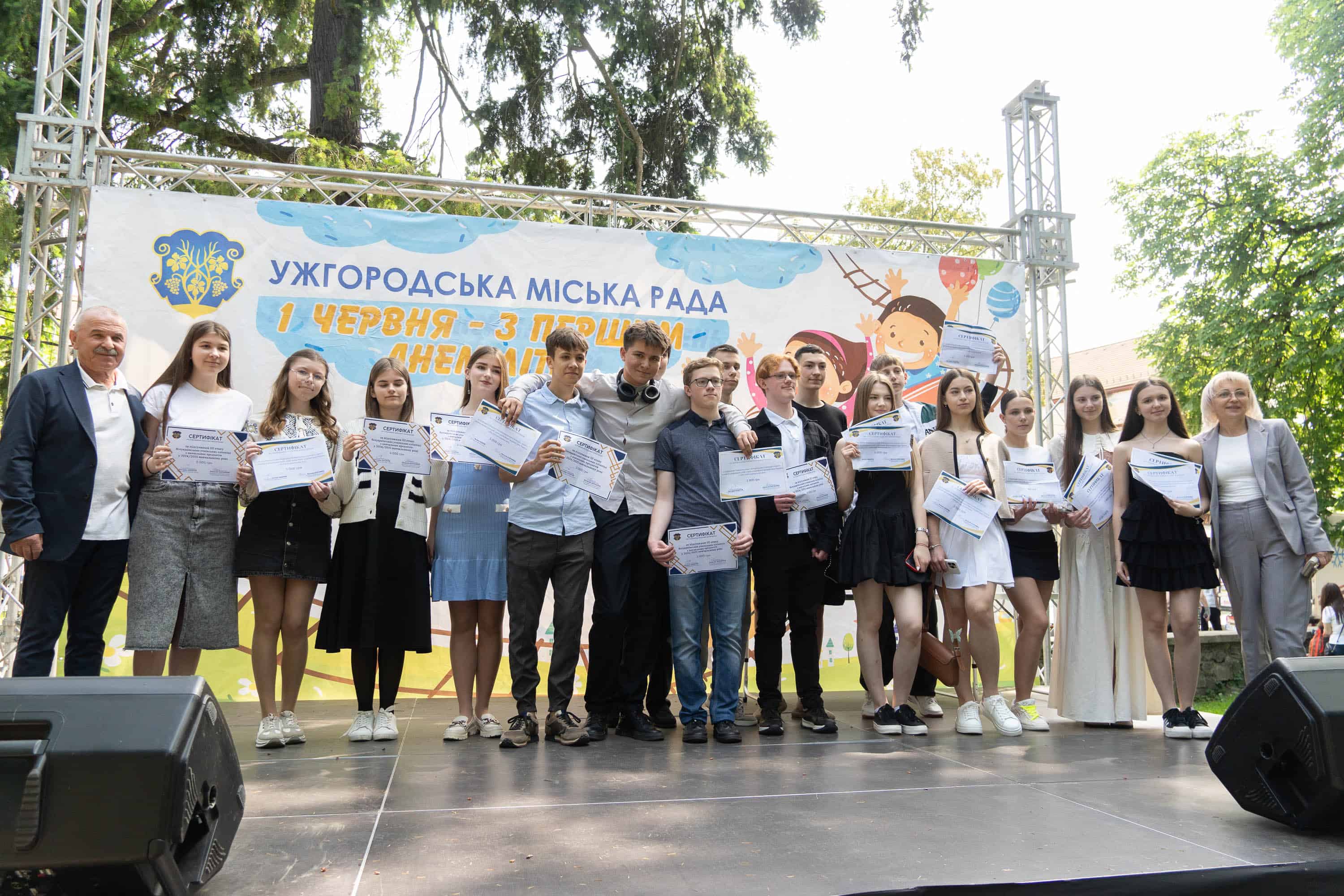 176 ужгородських школярів сьогодні відзначили за високі досягнення у навчанні та наукових здобутках
