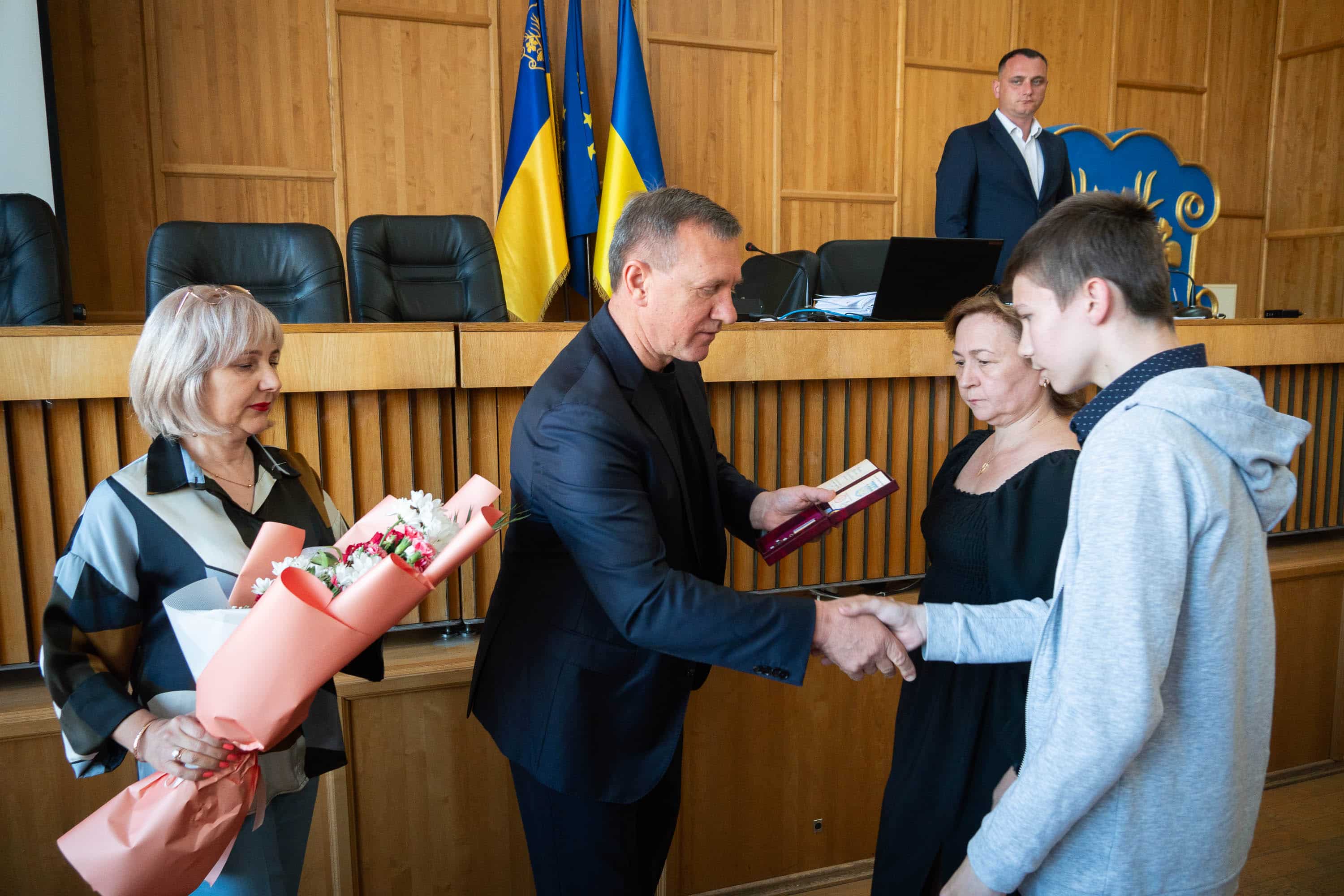 Ордени «За мужність» ІІІ ступеня (посмертно) рідним загиблих Захисників вручив міський голова Богдан Андріїв