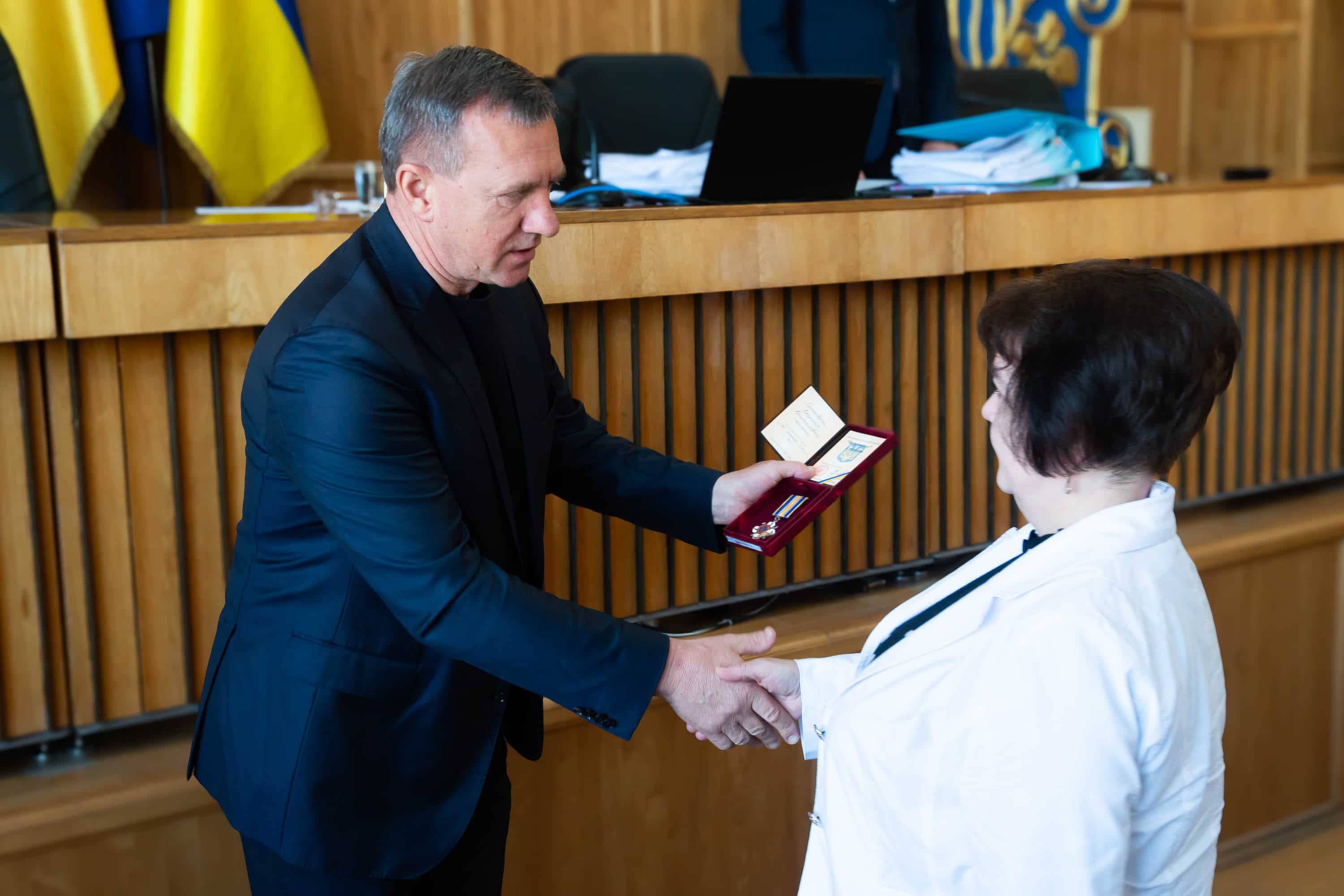 Ордени «За мужність» ІІІ ступеня (посмертно) рідним загиблих Захисників вручив міський голова Богдан Андріїв