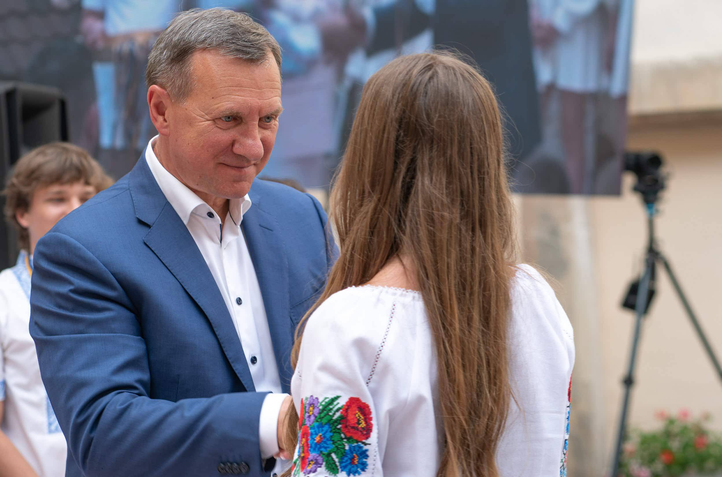 178 ужгородських одинадцятикласників отримали цьогоріч свідоцтва з відзнакою