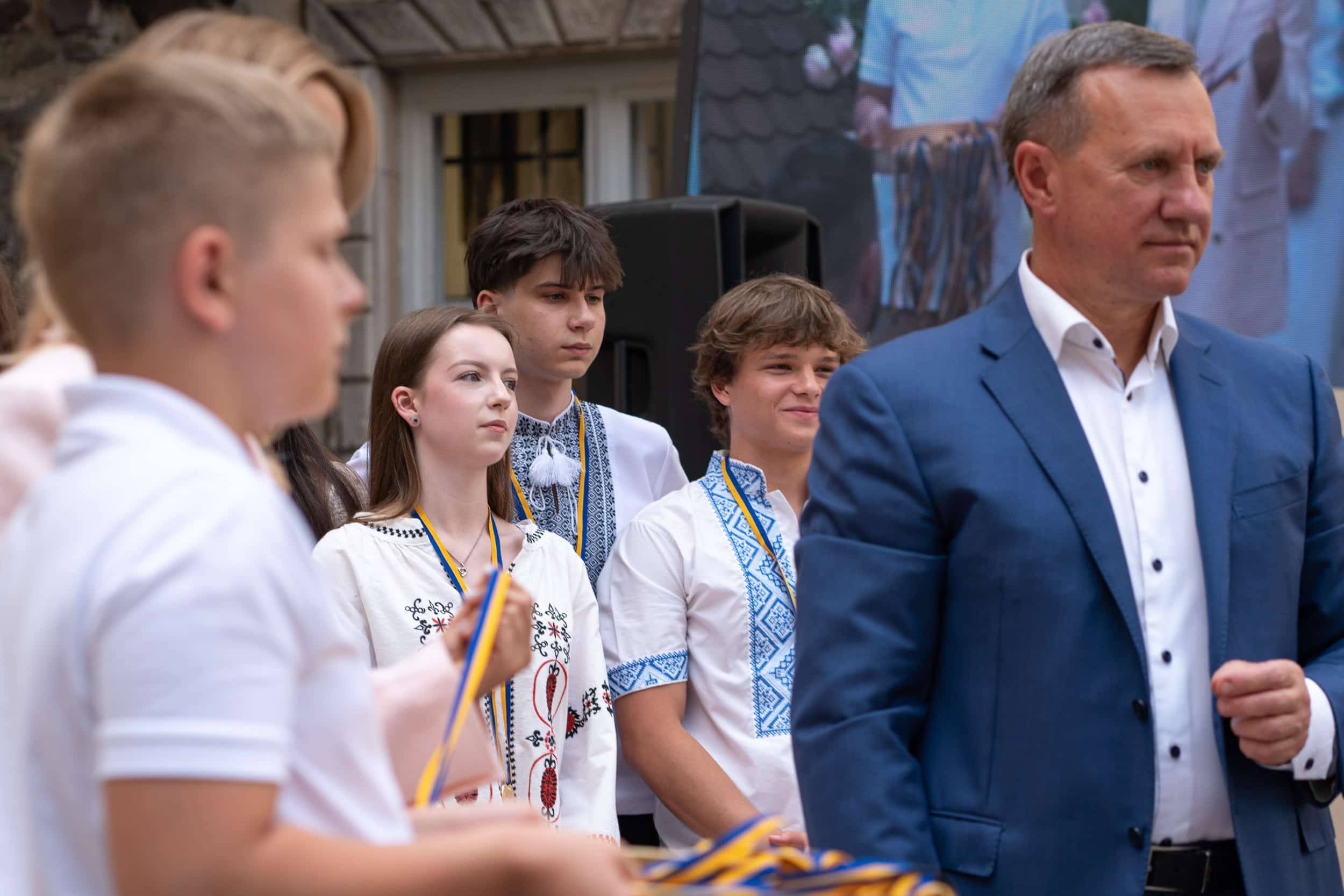 178 ужгородських одинадцятикласників отримали цьогоріч свідоцтва з відзнакою
